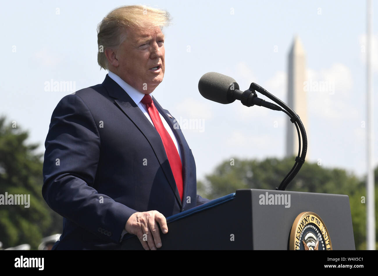 Juli 25, 2019, Washington, District of Columbia, USA: United States President Donald J. Trumpf macht bei einer begrüßungszeremonie für den neuen US-Verteidigungsminister Dr. Mark T. Esper, im Pentagon, Juli 25, 2019, Washington, DC. Das Verteidigungsministerium hat ohne einen Führer seit ehemaliger Sekretär Jim Mattis im Dezember 2018 niedergelegt worden. Credit: Mike Theiler/Pool über CNP Credit: Mike Theiler/CNP/ZUMA Draht/Alamy leben Nachrichten Stockfoto