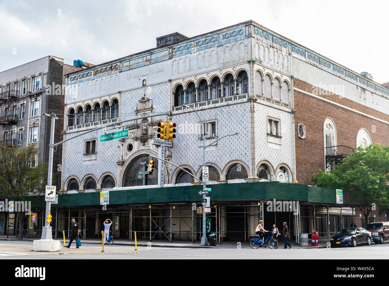 New York City, USA - 2. August 2018: die Fassade der Ersten korinthische Baptist Kirche mit Menschen in Harlem, Manhattan, New York City, USA Stockfoto