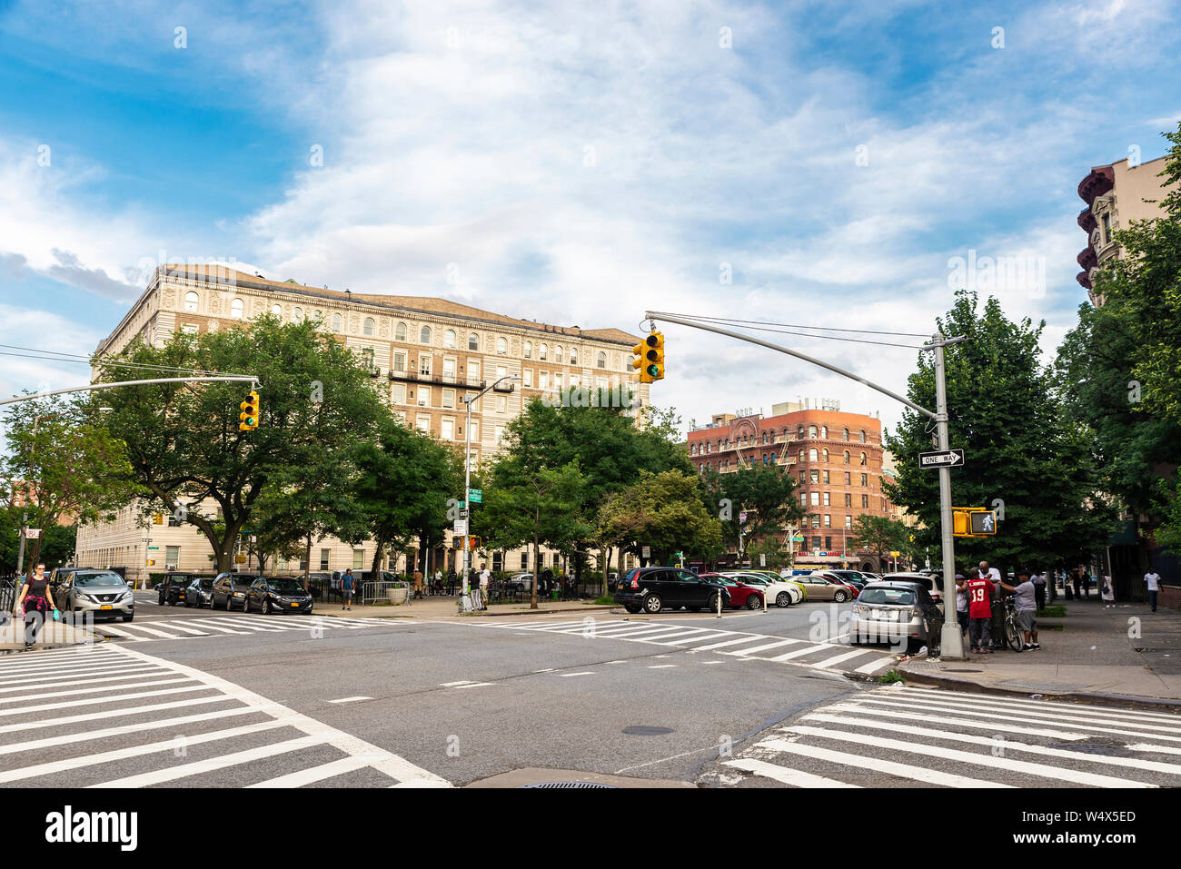 New York City, USA - 2. August 2018: Cross Street mit den Menschen um in Harlem, Manhattan, New York City, USA Stockfoto