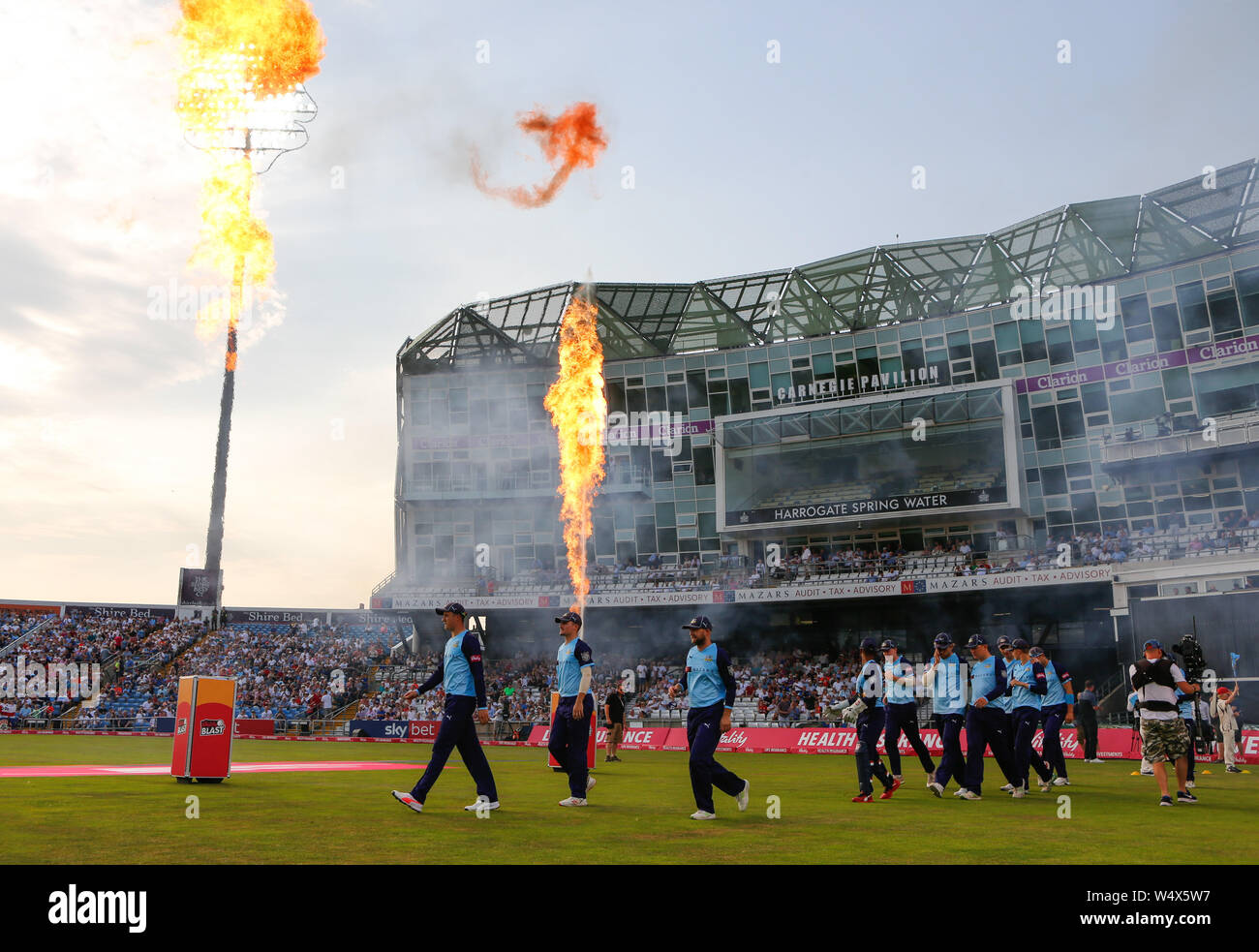 Emerald Headingley Stadium, Leeds, West Yorkshire, 25. Juli 2019. Yorkshire Viking Spaziergang während der Vitalität Blast Match zwischen Yorkshire Viking zu Feld vs Lancashire Blitz bei Emerald Headingley Stadium, Leeds, West Yorkshire. Credit: Touchlinepics/Alamy leben Nachrichten Stockfoto