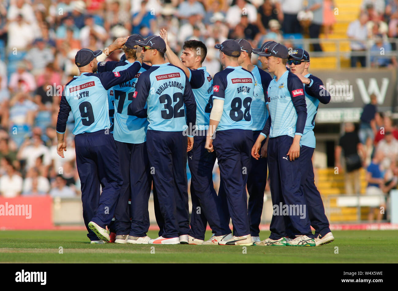 Emerald Headingley Stadium, Leeds, West Yorkshire, 25. Juli 2019. Yorkshire vikings Nicholas Pooran und Jordanien Thompson feiern den Wicket von Alex Davies von Lancashire Blitz während der Vitalität Blast Match zwischen Yorkshire Viking genommen vs Lancashire Blitz bei Emerald Headingley Stadium, Leeds, West Yorkshire. Credit: Touchlinepics/Alamy leben Nachrichten Stockfoto