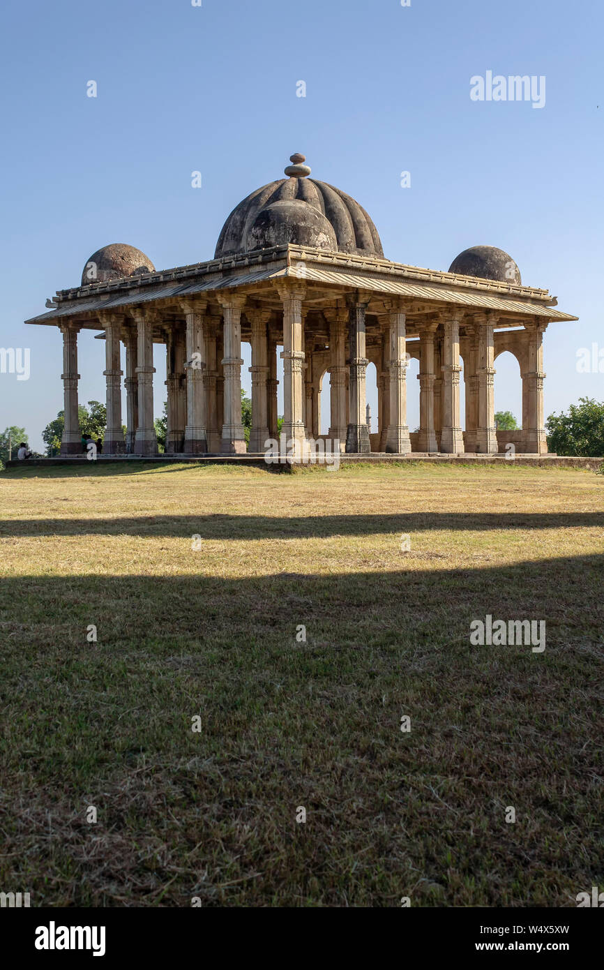Champaner, India-December Pavagadh, Gujarat, 07, 2014 - Blick auf römischen Stil Ehrenmal vor Kevda Masjid. Stockfoto
