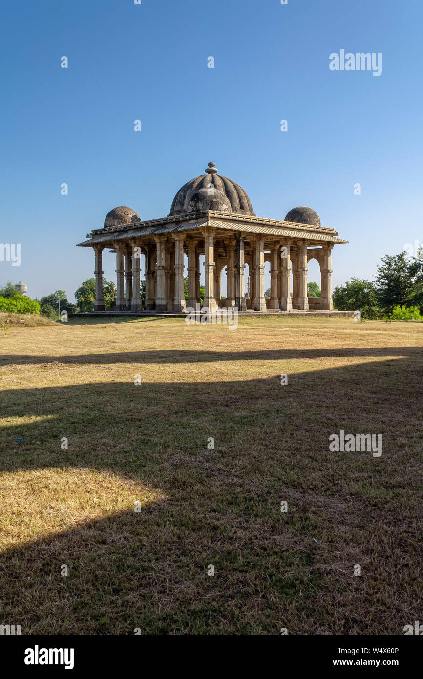 Champaner, India-December Pavagadh, Gujarat, 07, 2014 - Blick auf römischen Stil Ehrenmal vor Kevda Masjid. Stockfoto