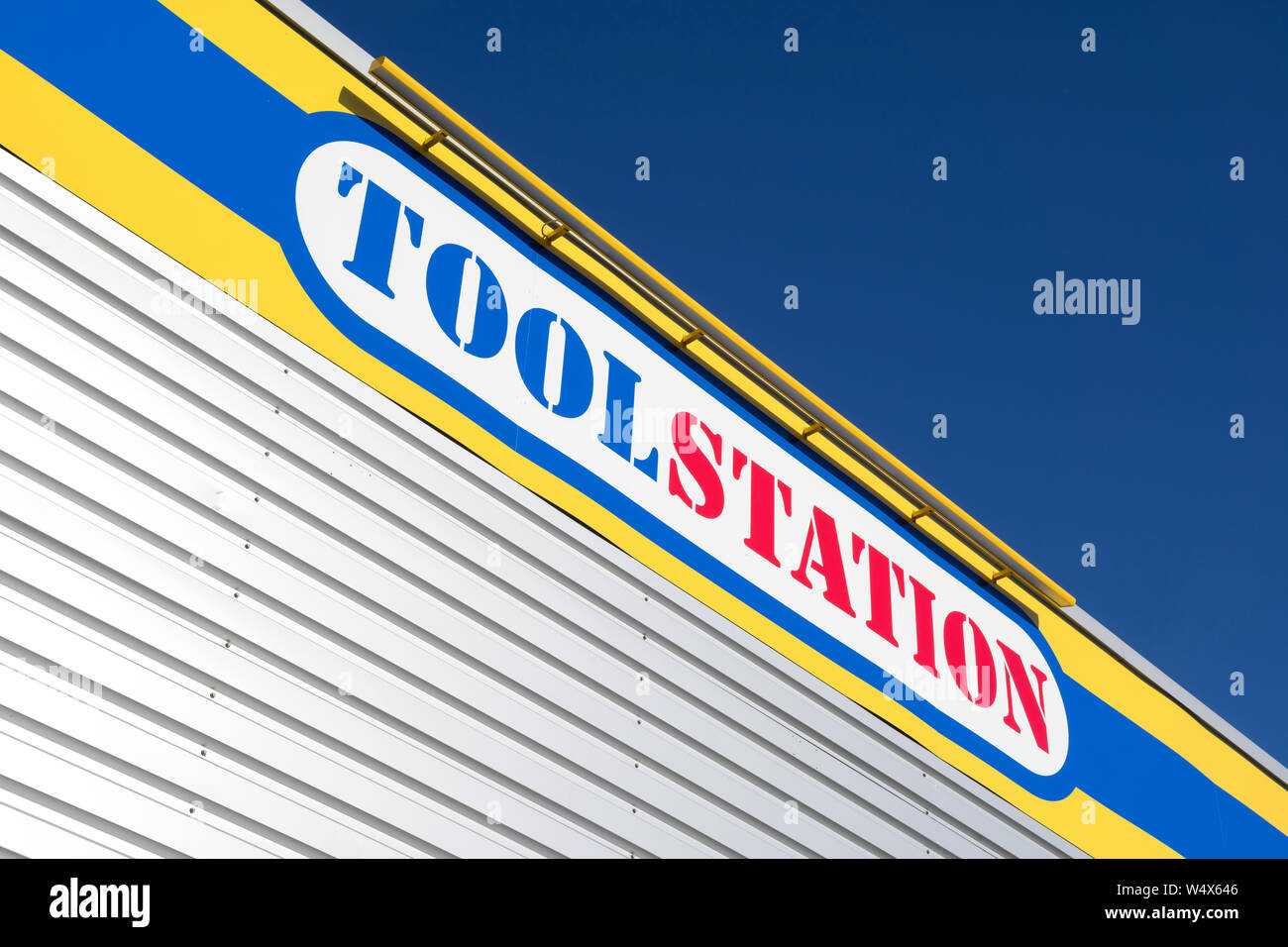 Toolstation Zeichen in Zweigstellen. Toolstation ist ein Lieferant von Werkzeugen, Zubehör und Produkte für Profis und Heimwerker. Stockfoto
