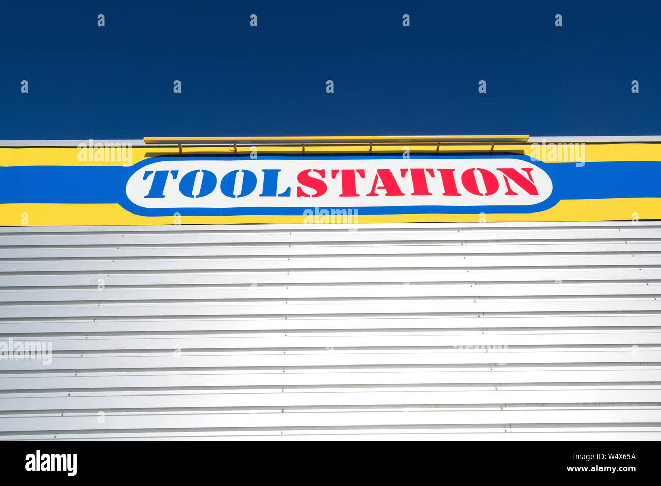 Toolstation Zeichen in Zweigstellen. Toolstation ist ein Lieferant von Werkzeugen, Zubehör und Produkte für Profis und Heimwerker. Stockfoto