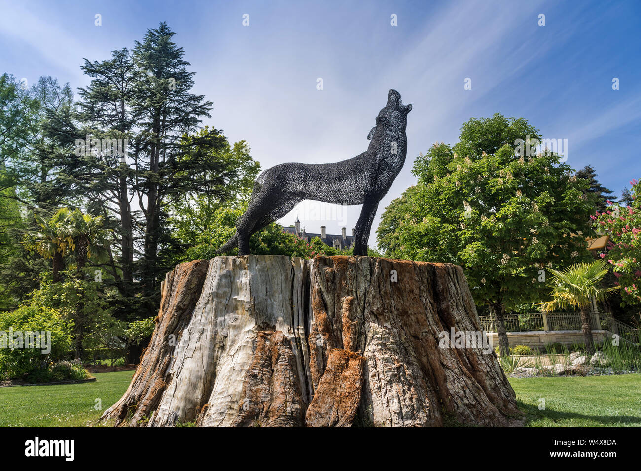 Metalldraht Skulptur von Wolf auf baumstumpf-Loches, Frankreich. Stockfoto Metalldraht Skulptur von Wolf auf baumstumpf-Loches, Frankreich. Stockfoto