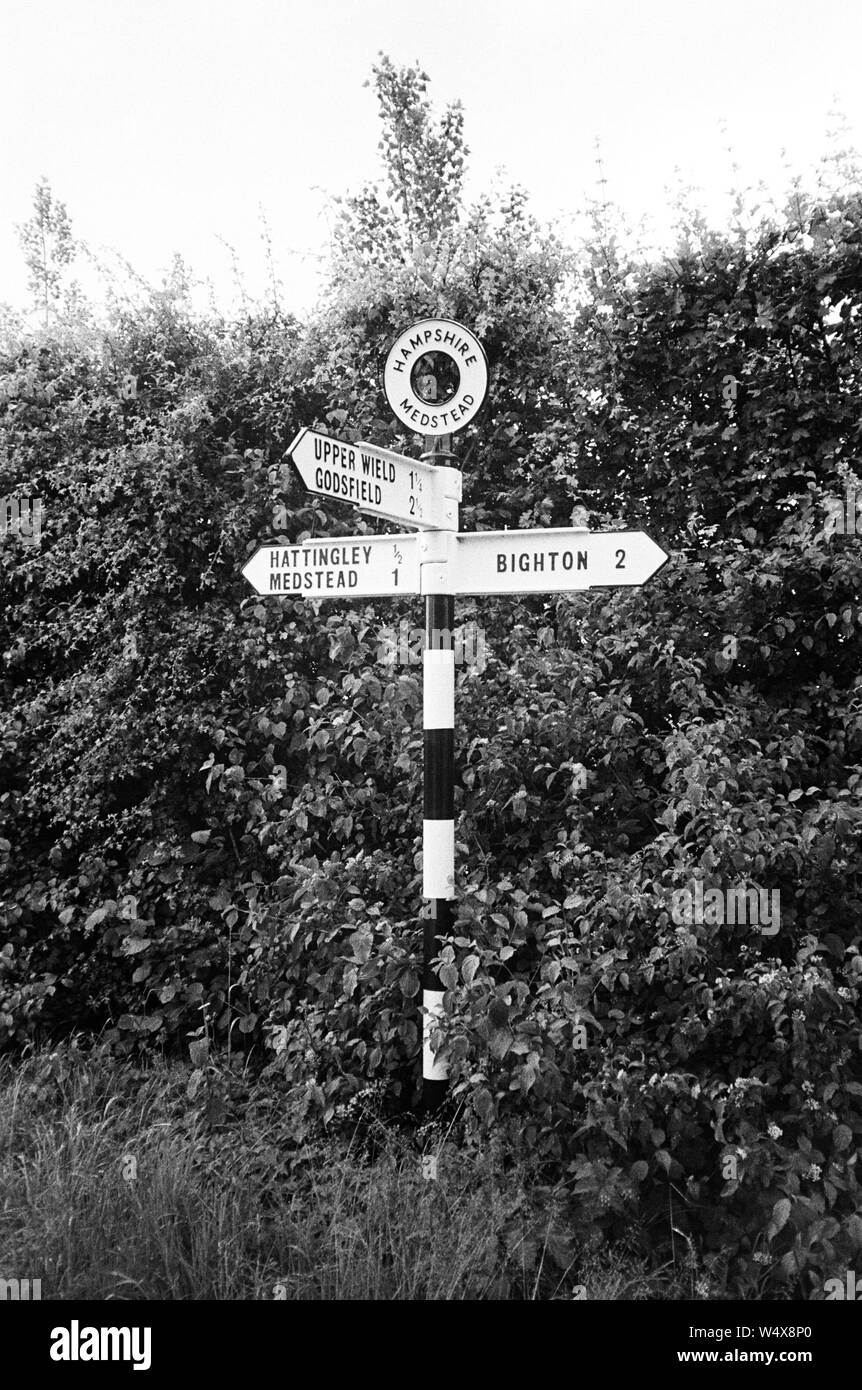 Traditionelle Gusseisen Beschilderung, Hattingley, Medstead, Alton, Hampshire, England, Vereinigtes Königreich. Stockfoto