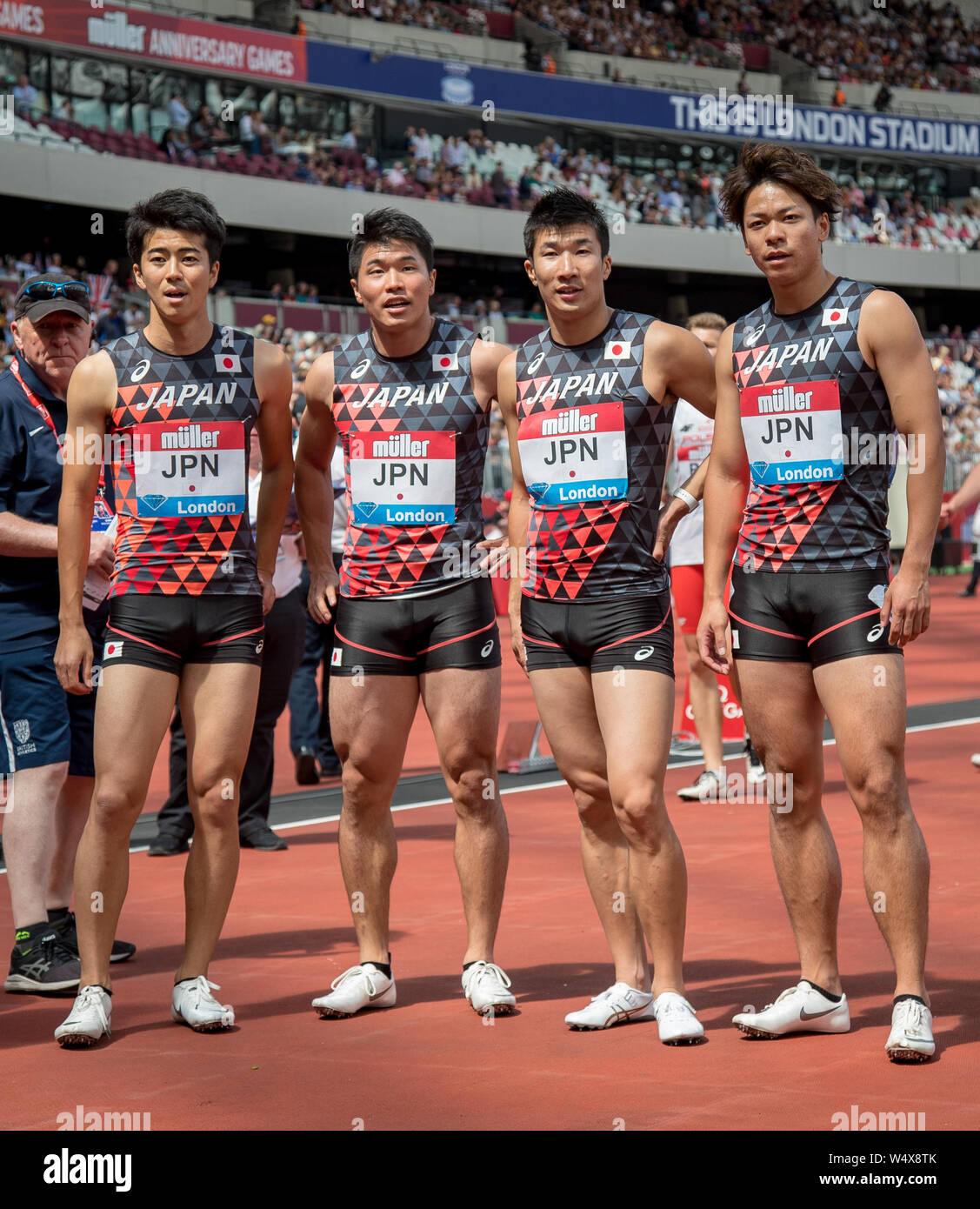 Die Japan Team für ein Foto posieren nach dem Gewinn einer Silbermedaille in der 4 x 100 m Staffel finale bei Tag Zwei der Muller Geburtstag Spiele während der mülle Stockfoto