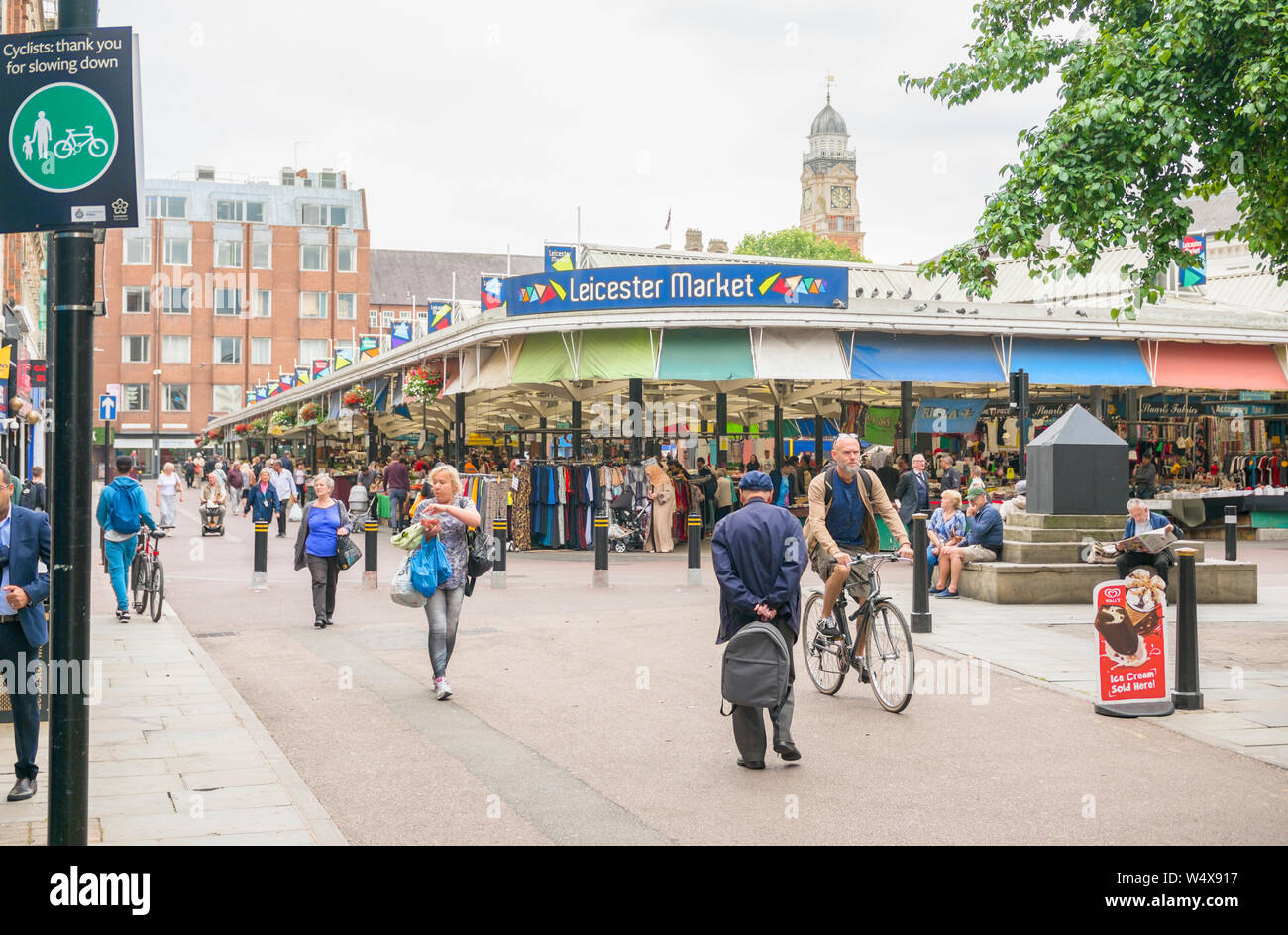 Street Scene von Menschen einkaufen in Leicester, Leicester, England, Großbritannien Stockfoto