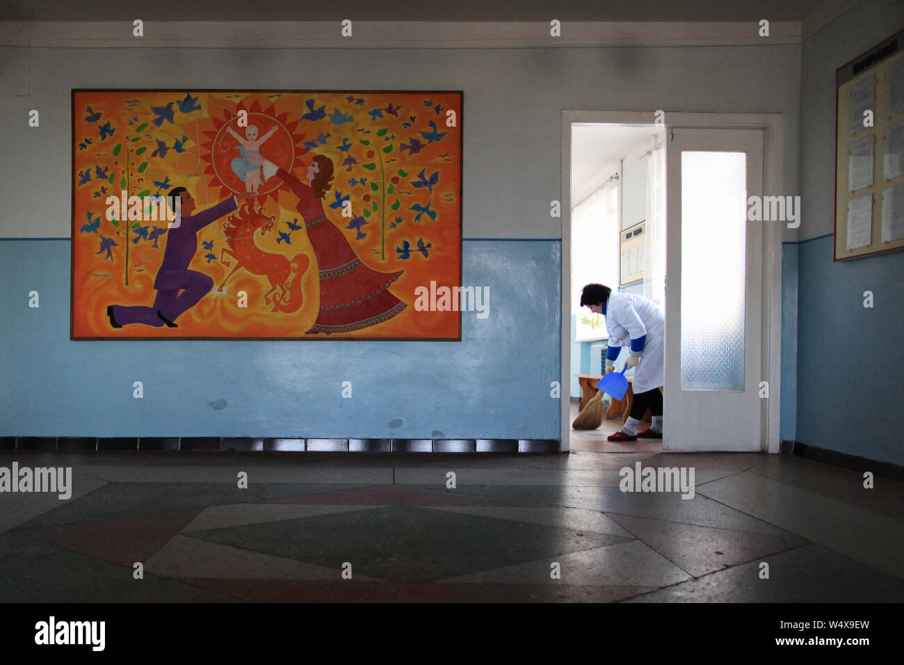 Eine Putzfrau Reinigung der Boden der Eingang auf der Entbindungsstation in der Poliklinik der Ivankov, Poliske Rajon, Kiev Oblast, Ukraine Stockfoto Eine Putzfrau Reinigung der Boden der Eingang auf der Entbindungsstation in der Poliklinik der Ivankov, Poliske Rajon, Kiev Oblast, Ukraine Stockfoto