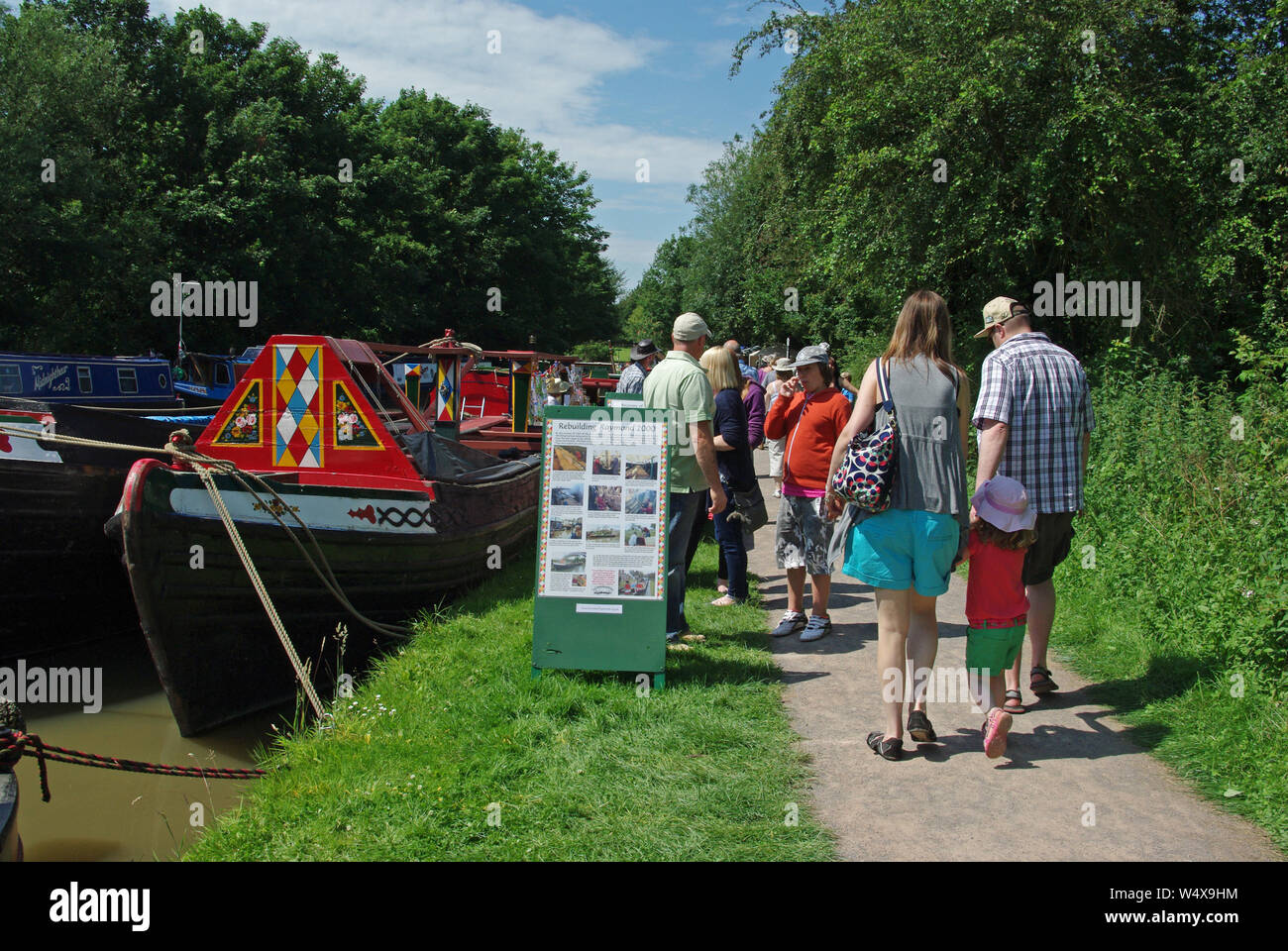 Massen von Besuchern in die cosgrove Canal Festival und Handwerk Messe, Northamptonshire, Großbritannien Stockfoto