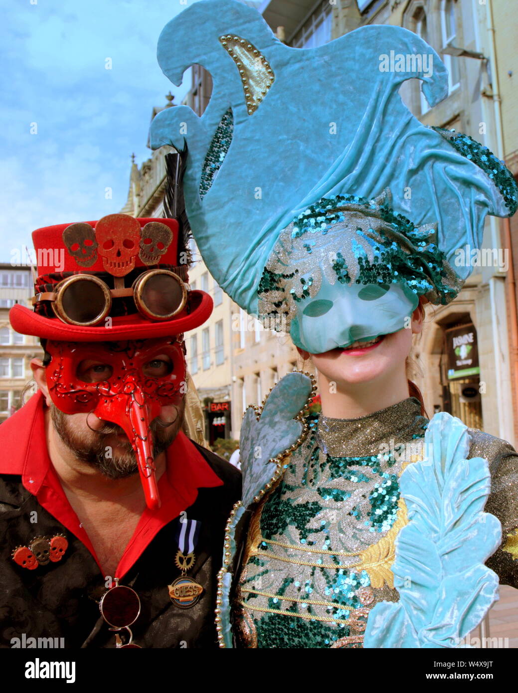 Glasgow, Schottland, Großbritannien, 25. Juli 2019. Sonnige Merchant City Festival Maskerade sah Steam-punk Gruppe "Glasgow allgegenwärtigen steampunk Gesellschaft" und science fiction Kostüme Treffen der Karneval von Venedig in Straßen, die zu heiß für die Kostüme waren. Gerard Fähre / alamy Leben Nachrichten Stockfoto