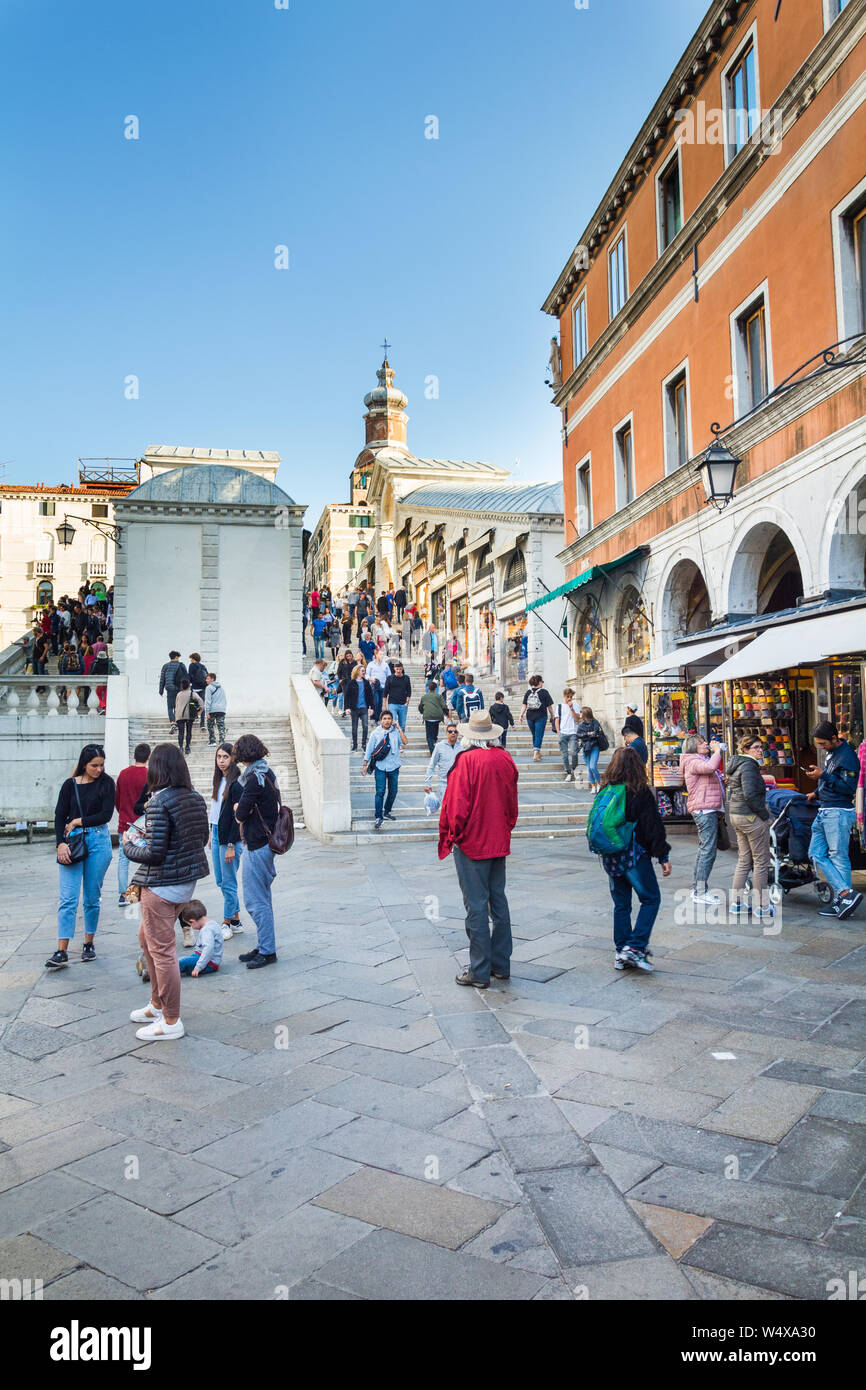 Venedig, Italien - 30.September 2018: Durchgang zur Rialto Brücke von Ruga dei Oresi Straße Stockfoto