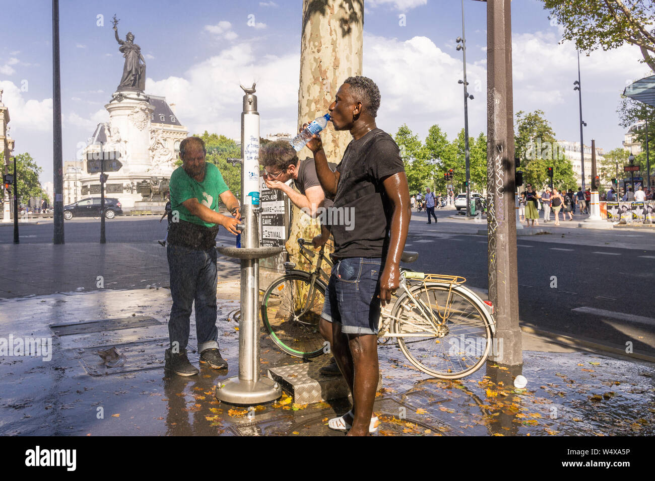 Paris Hitzewelle 2019 - Menschen Trinkwasser weg auf ein extrem heißer Tag in Paris, Frankreich, Europa abkühlen. Stockfoto