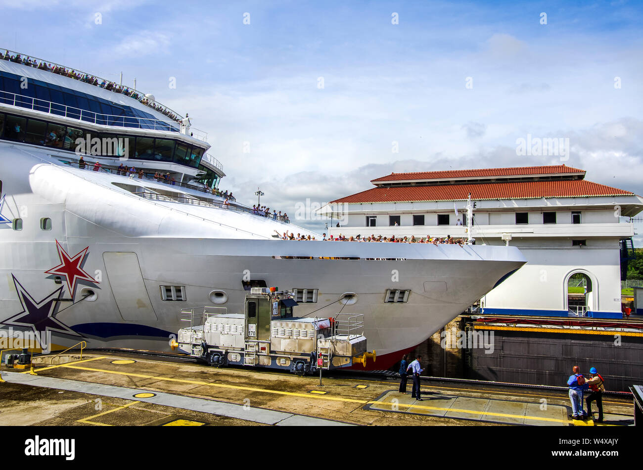 Kreuzfahrtschiff Norwegian Star im Miraflores Schleusen des Panamakanals Stockfoto