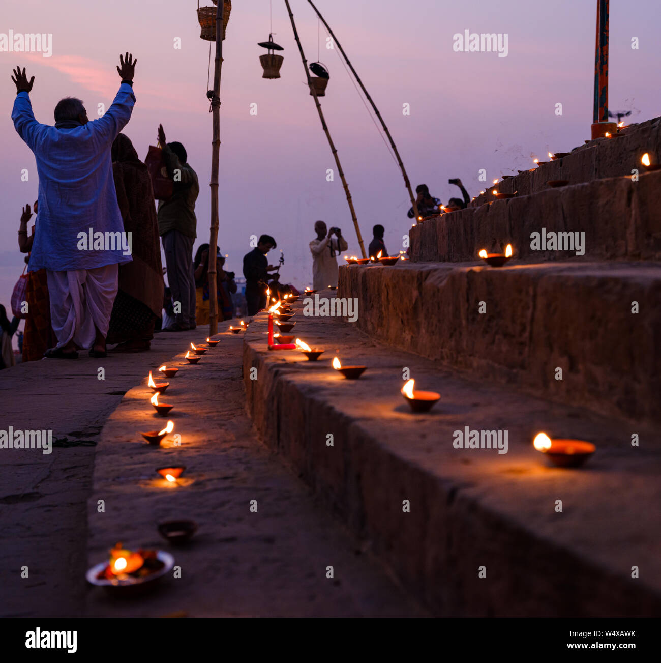 Varanasi, Indien - ca. November 2018: Menschen während einer Zeremonie an der Assi Ghat in Varanasi anbeten. Die Aarti ist ein leistungsfähiges und erhebend Geist Stockfoto