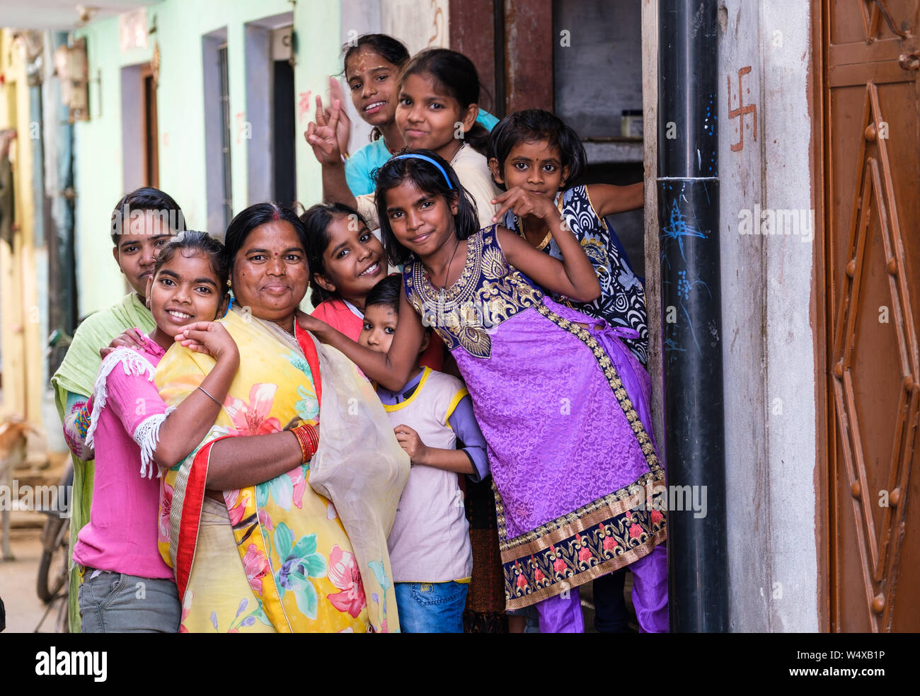 Varanasi, Indien - ca. November 2018: Indische Familie und Kinder aus einem Dorf in der Nähe von Varanasi. Varanasi ist die geistige Hauptstadt Indiens, das Allerheiligste Stockfoto