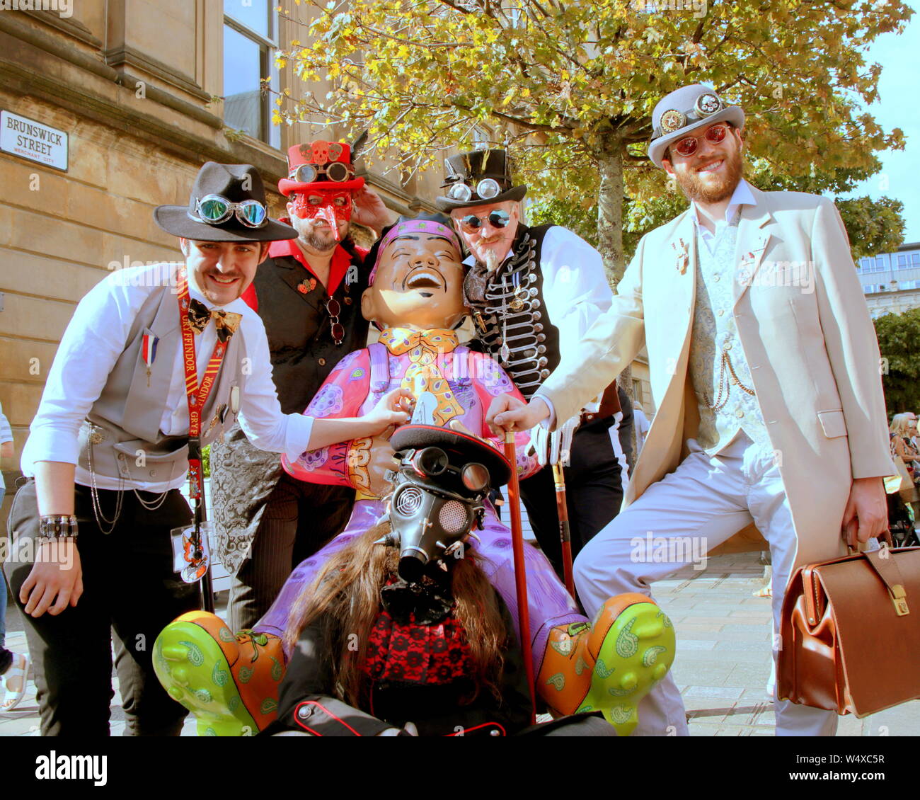 Glasgow, Schottland, Großbritannien, 25. Juli 2019. Sonnige Merchant City Festival Masqueradeas steampunk erfüllt die Jimi Hendrix oor wullie Statue in Merchant City Karneval in Straßen, die zu heiß für die Kostüme waren. Gerard Fähre / alamy Leben Nachrichten Stockfoto