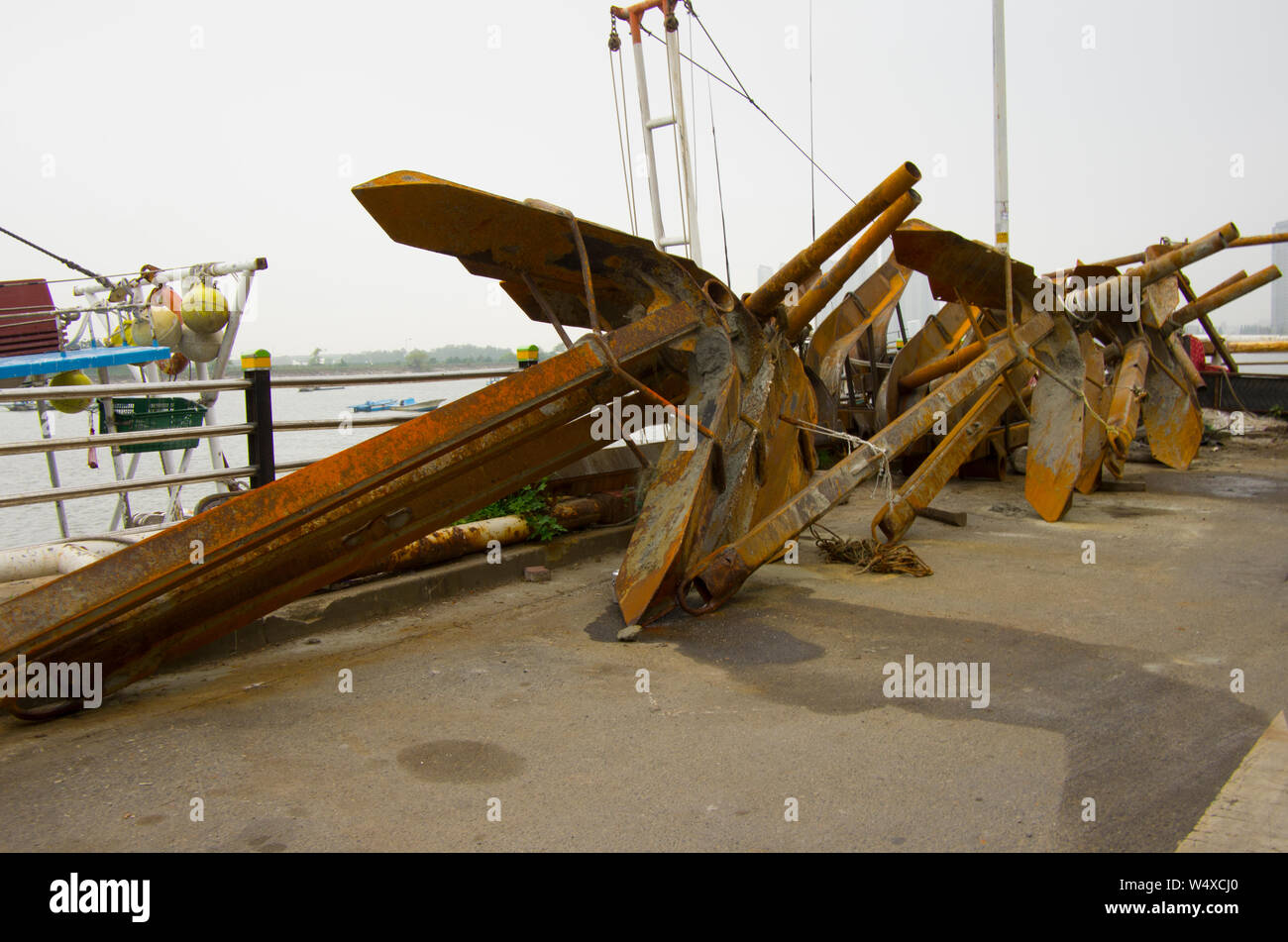 Rostigen stahl Anker auf den Hafen Stockfoto