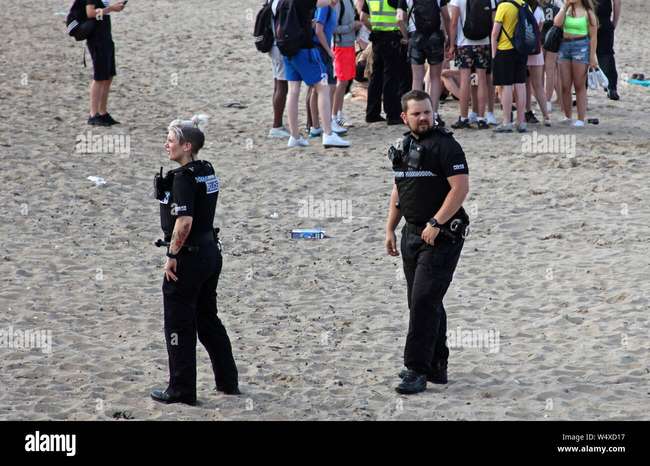 Portobello, Edinburgh, Schottland, Großbritannien. Juli 2019. Gegen 17.30 Uhr waren am Donnerstagabend mindestens zehn Polizeiwagen unterwegs, die neben der Promenade, wie sie wegen Unruhe zwischen Jugendlichen am Portobello Beach gerufen worden waren, unterwegs waren. Bis 18.30 Uhr waren die meisten Jugendlichen verstreut. Auf dem Sand von ausrangierter Kleidung und Müll verwirren. Stockfoto