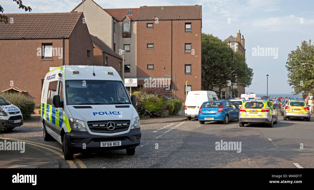 Portobello, Edinburgh, Schottland, Großbritannien. 25. Juli 2019. Gegen 17.30 Uhr am Donnerstag Abend mindestens zehn Polizei Autos, in denen im Beweis neben der Promenade, wie sie genannt worden war hinsichtlich der auftretenden Probleme zwischen Jugendlichen auf Portobello Beach. Um 18.30 Uhr hatten die meisten Jugendlichen verstreut in Richtung der Bus hält an der Portobello Road. Läßt eine Verwirrung auf dem Sand weggeworfene Kleidung und Müll. Stockfoto