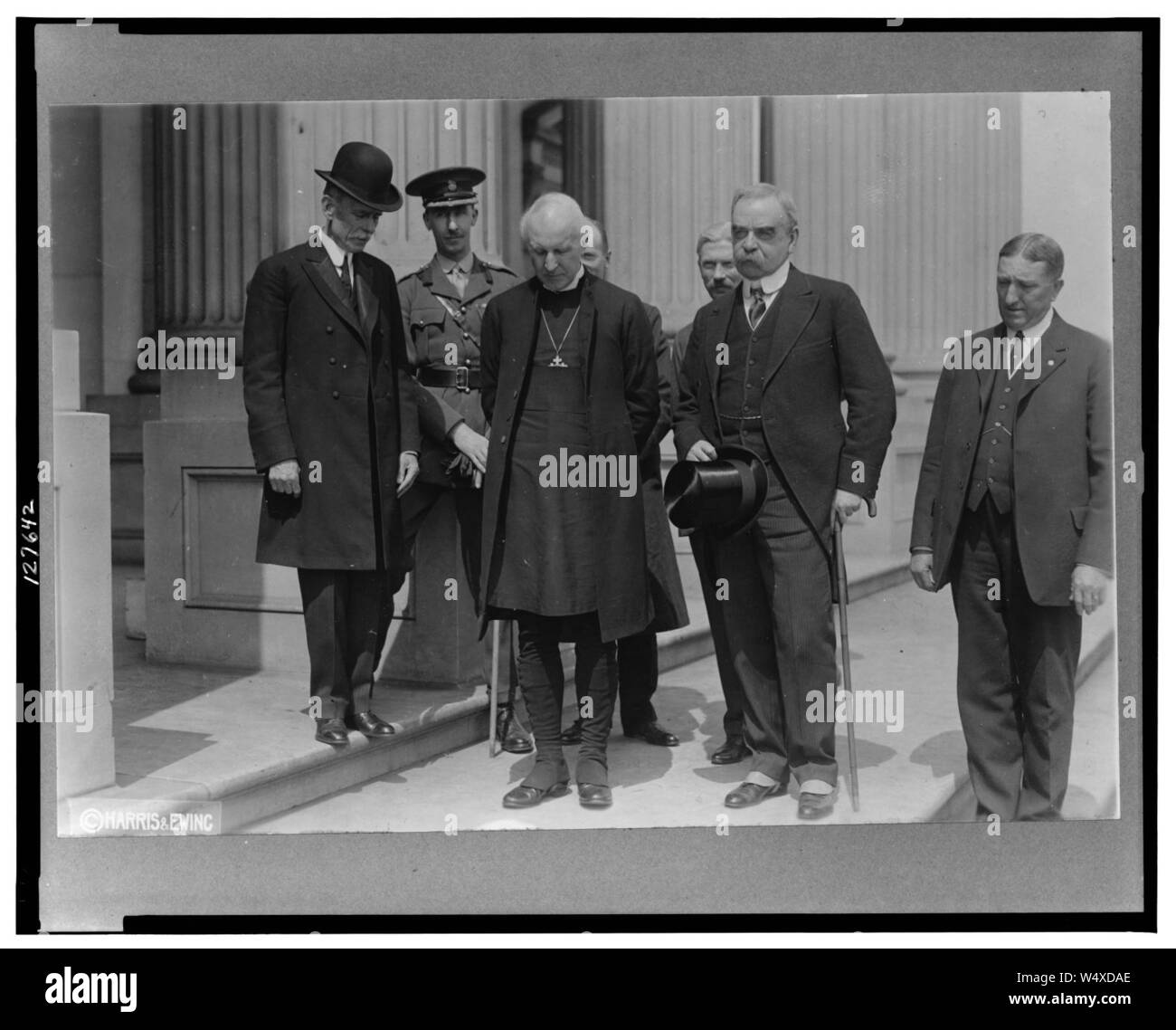 Cosmo Gordon Lang, Erzbischof von York, Major Crawford Stuart und fünf andere, full-length Portrait auf Bürgersteig Stockfoto