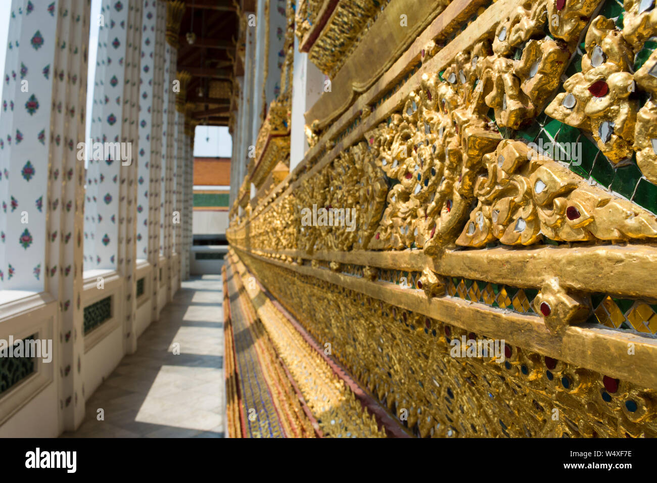 Dekorierte Wand an der Wat Arun (Tempel der Morgenröte), Bangkok, Thailand Stockfoto
