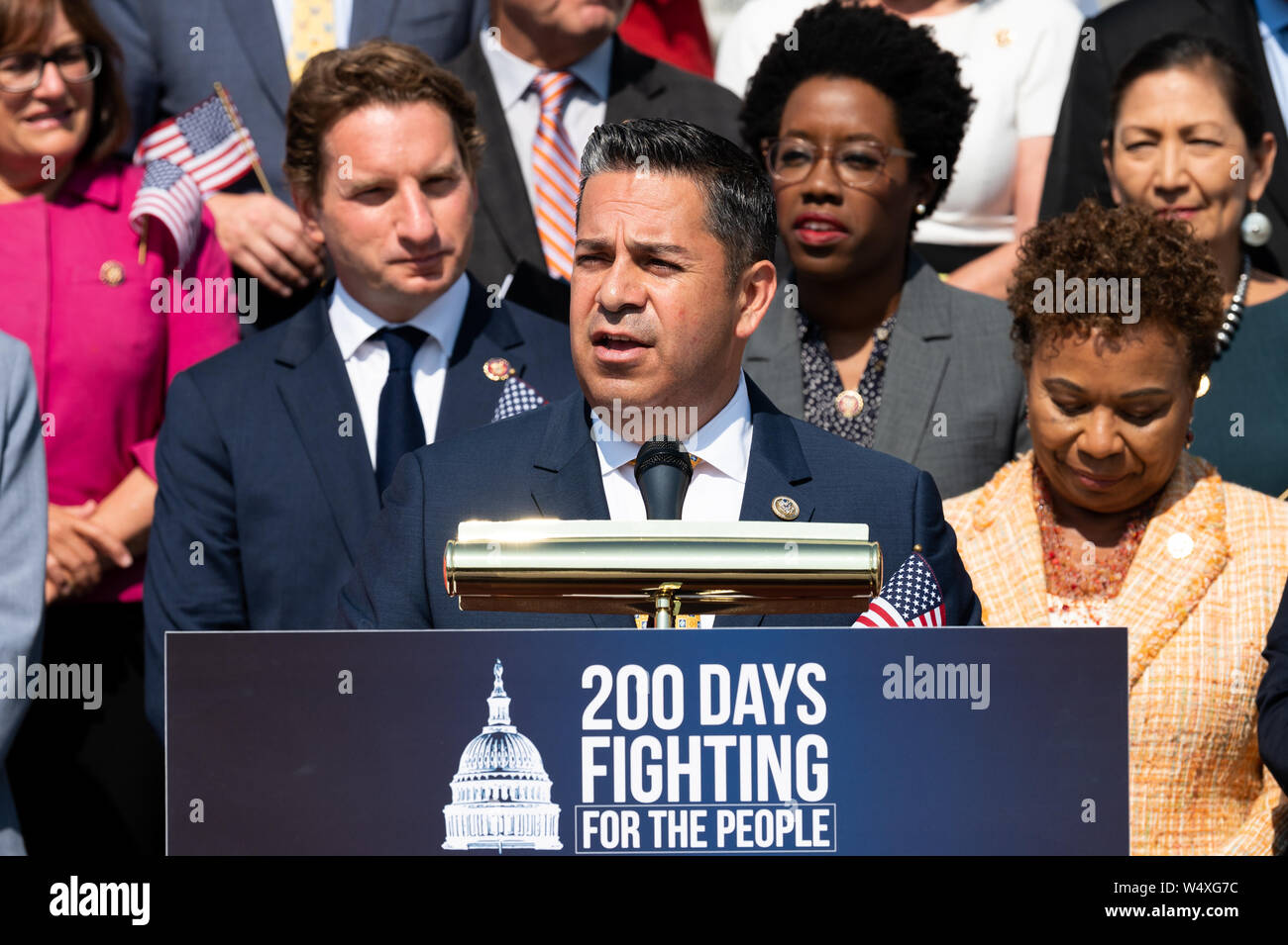 Us-Vertreter Ben Lujan (D-NM) in einer Rede auf einer Presseveranstaltung mit Haus Demokraten auf die ersten 200 Tage die 116. Kongress, auf den Stufen des Kapitols in Washington, DC. Stockfoto
