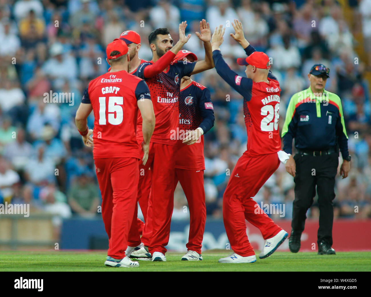 Emerald Headingley Stadium, Leeds, West Yorkshire, 25. Juli 2019. Saqib Mahmood von Lancashire Blitz feiert die wicket von Tom Kohler-Cadmore Yorkshire Viking während der Vitalität Blast Match zwischen Yorkshire Viking vs Lancashire Blitz bei Emerald Headingley Stadium, Leeds, West Yorkshire. Credit: Touchlinepics/Alamy leben Nachrichten Stockfoto