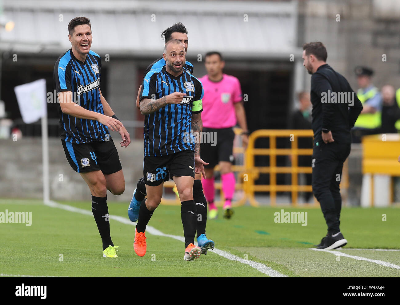 Fotios Papoulis von Apollon Limassol (rechts) feiert ersten Ziel seiner Seite während der Europa League Qualifikationsspiel am Stadion in Tallaght, Dublin zählen. Stockfoto