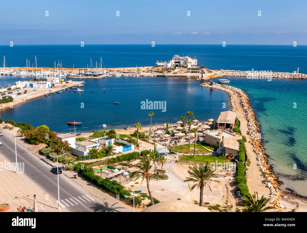 Blick auf den Hafen von der Ribat von Monastir Tunesien, die die Hafeneinfahrt von beiden Meer und Straße. Stockfoto