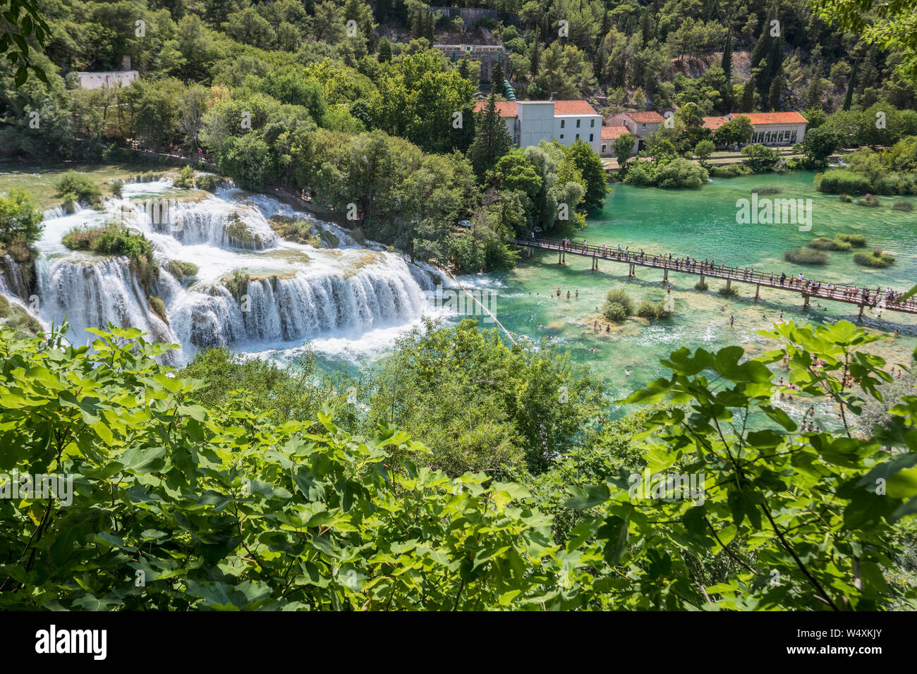 Wasserfälle und die Brücke über den Fluss Krka in Narional Park nach Karka in Kroatien Stockfoto