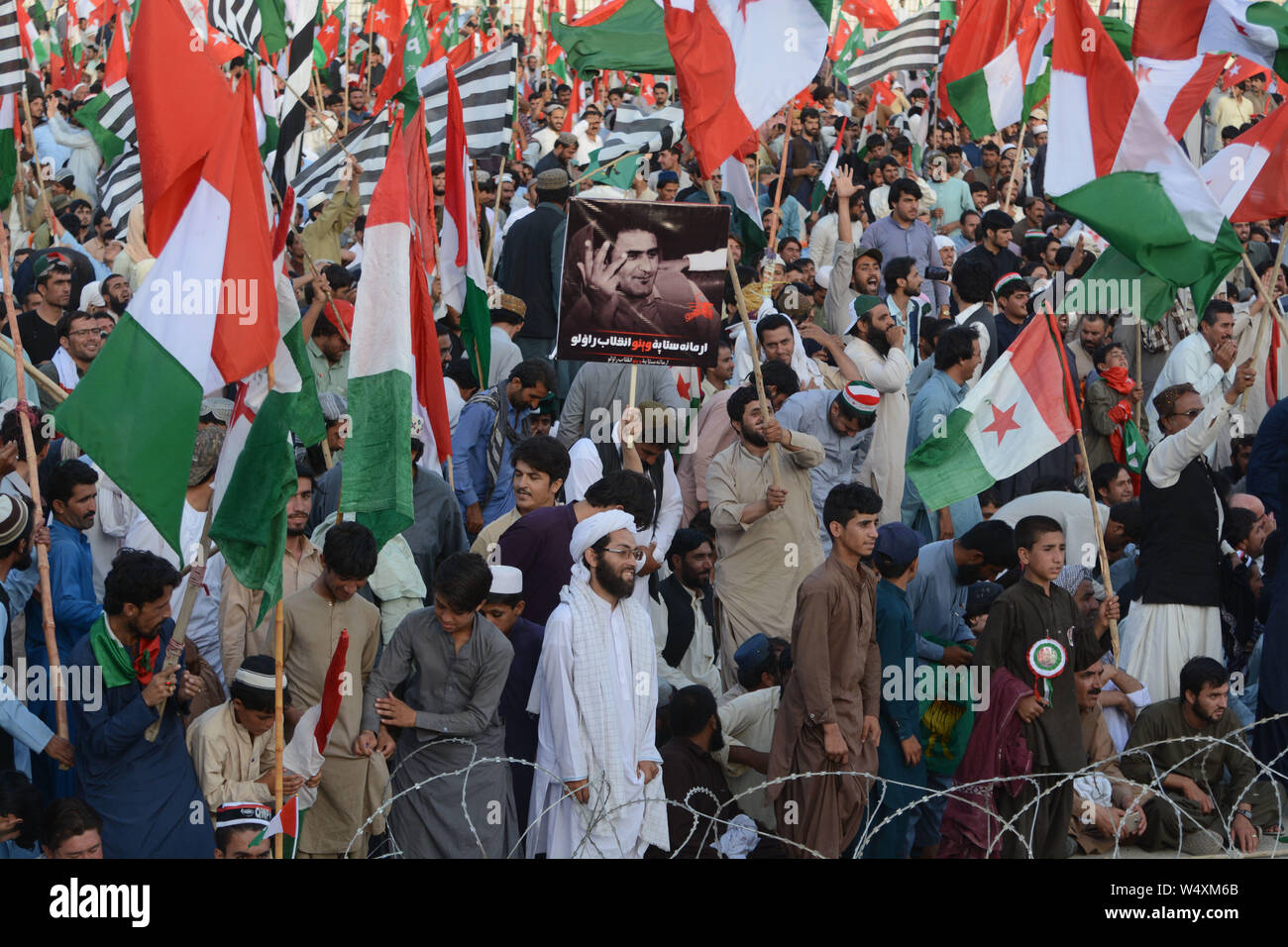 QUETTA, PAKISTAN, 25.Juli: Anhänger der Oppositionsparteien in der Nationalversammlung halten Fahnen und Plakate während Protest Demonstration gegen Pak Stockfoto