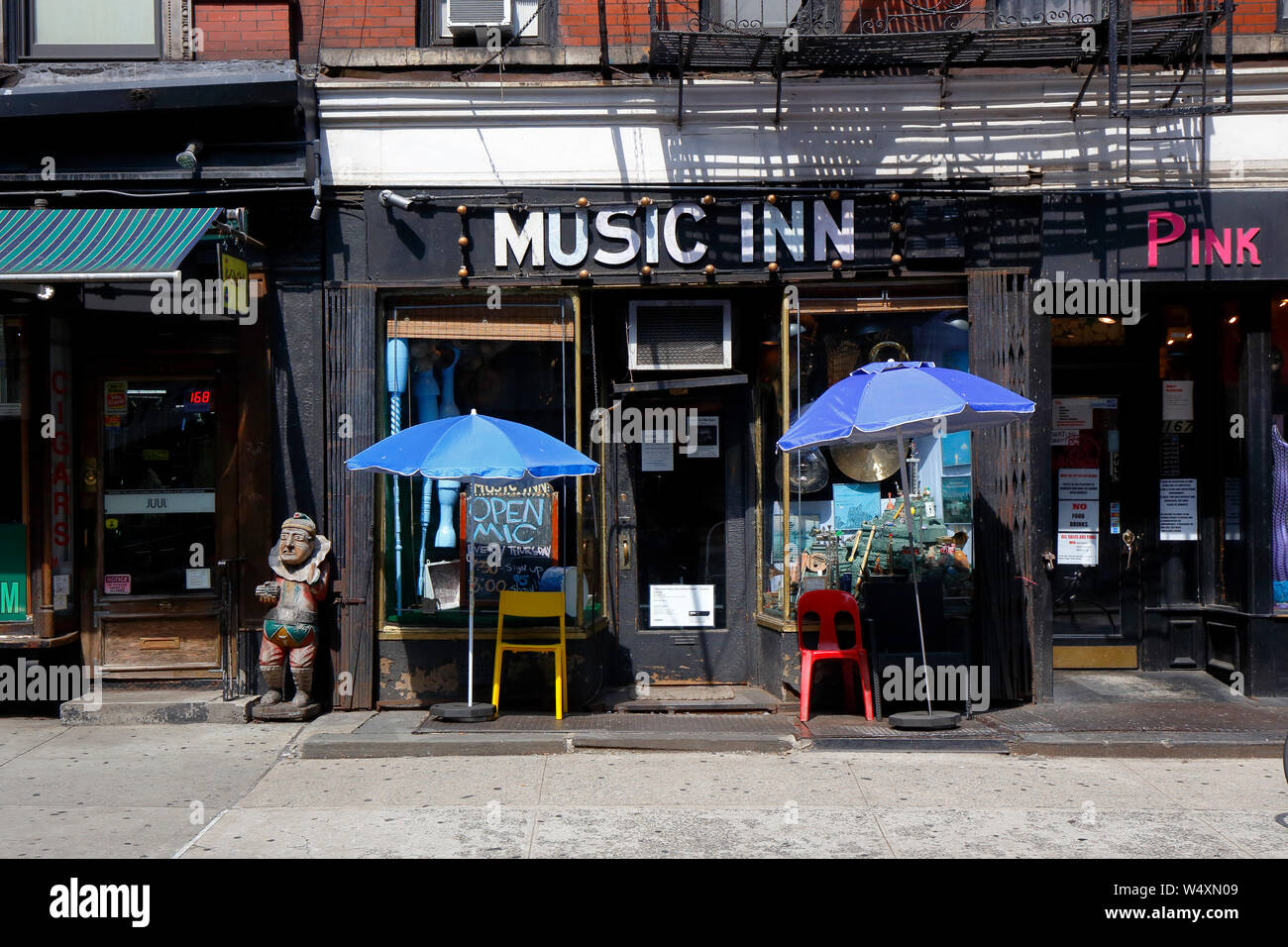 Music Inn Welt Instrumente, 169 West 4th Street, New York, NY. aussen Storefront eines Music Shop im Greenwich Villageneighborhood von Manhattan. Stockfoto