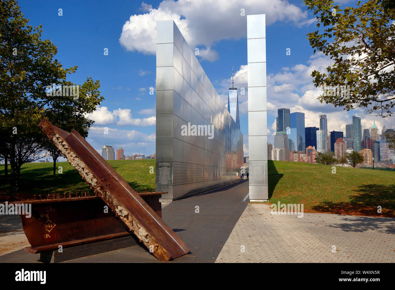 Leeren Himmel: New Jersey September 11 Memorial, mit One World Trade Center im Hintergrund Stockfoto