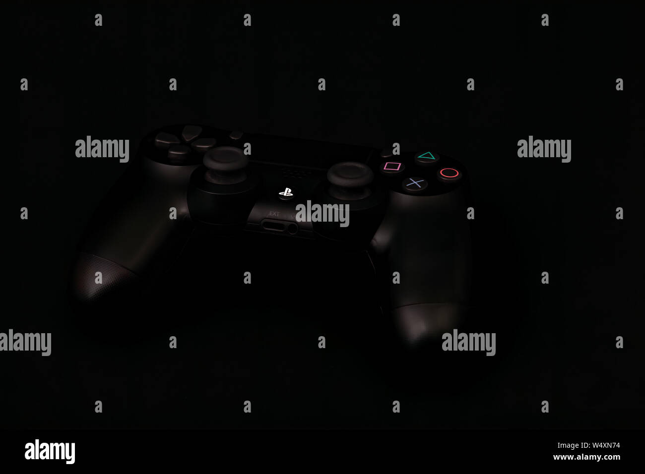 PS4 Controller auf Schwarz Stockfoto