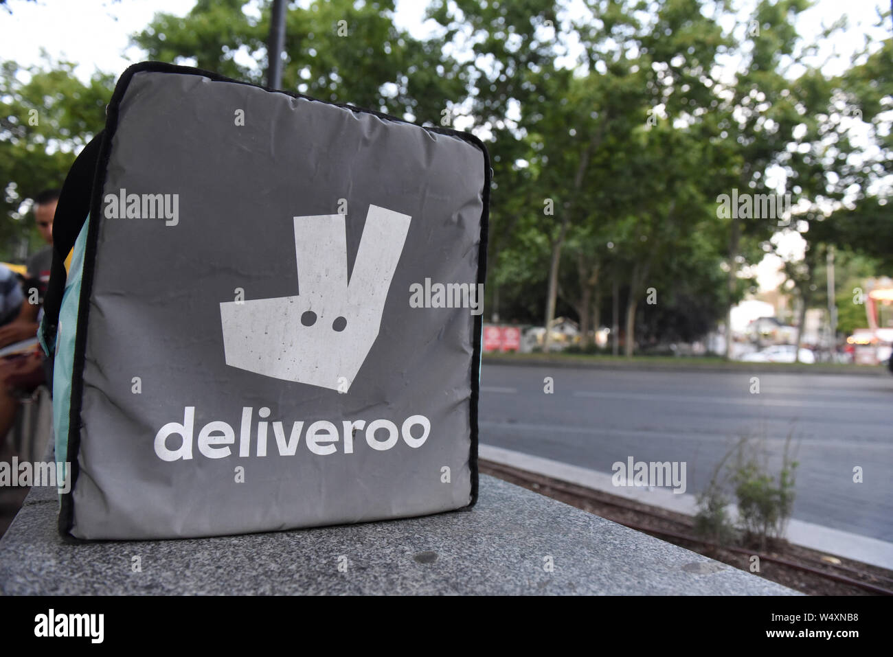 Juli 25, 2019, Madrid, Madrid, Spanien: eine Deliveroo Tasche außerhalb ein Restaurant in Madrid. Kuriere arbeiten für online Food Delivery group Deliveroo sind die Mitarbeiter der Firma nicht nur Freiberufler, ein Gericht in Madrid am 23. Juni 2019 entschieden. Es gibt schätzungsweise 1.500 Deliveroo Kuriere in Spanien, die jetzt in der Lage sein Deliveroo für einen förmlichen Vertrag und die entsprechenden Vorteile zu bitten. Quelle: John milner/SOPA Images/ZUMA Draht/Alamy leben Nachrichten Stockfoto
