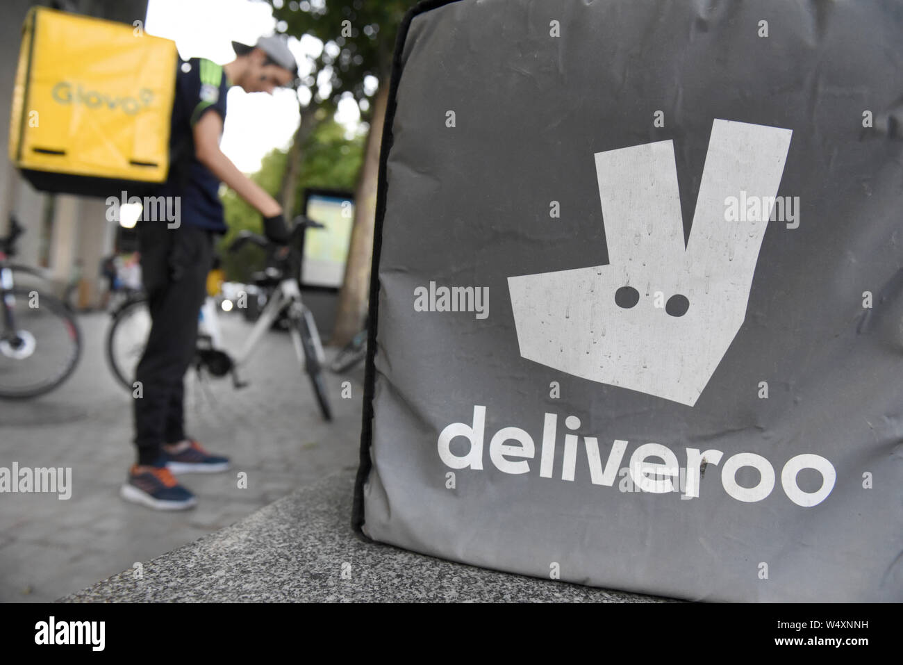 Juli 25, 2019, Madrid, Madrid, Spanien: eine Deliveroo Tasche außerhalb ein Restaurant in Madrid. Kuriere arbeiten für online Food Delivery group Deliveroo sind die Mitarbeiter der Firma nicht nur Freiberufler, ein Gericht in Madrid am 23. Juni 2019 entschieden. Es gibt schätzungsweise 1.500 Deliveroo Kuriere in Spanien, die jetzt in der Lage sein Deliveroo für einen förmlichen Vertrag und die entsprechenden Vorteile zu bitten. Quelle: John milner/SOPA Images/ZUMA Draht/Alamy leben Nachrichten Stockfoto