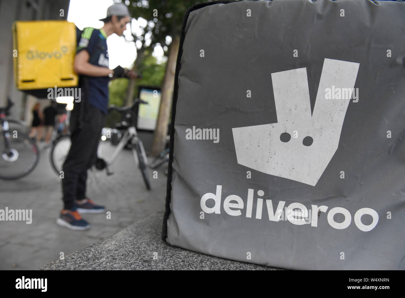 Juli 25, 2019, Madrid, Madrid, Spanien: eine Deliveroo Tasche außerhalb ein Restaurant in Madrid.. Kuriere arbeiten für online Food Delivery group Deliveroo sind die Mitarbeiter der Firma nicht nur Freiberufler, eine Madrider Gericht ordnete am 23. Juni 2019. Es gibt schätzungsweise 1.500 Deliveroo Kuriere in Spanien, die jetzt in der Lage sein Deliveroo für einen förmlichen Vertrag und die entsprechenden Vorteile zu bitten. (Bild: © John milner/SOPA Bilder über ZUMA Draht) Stockfoto