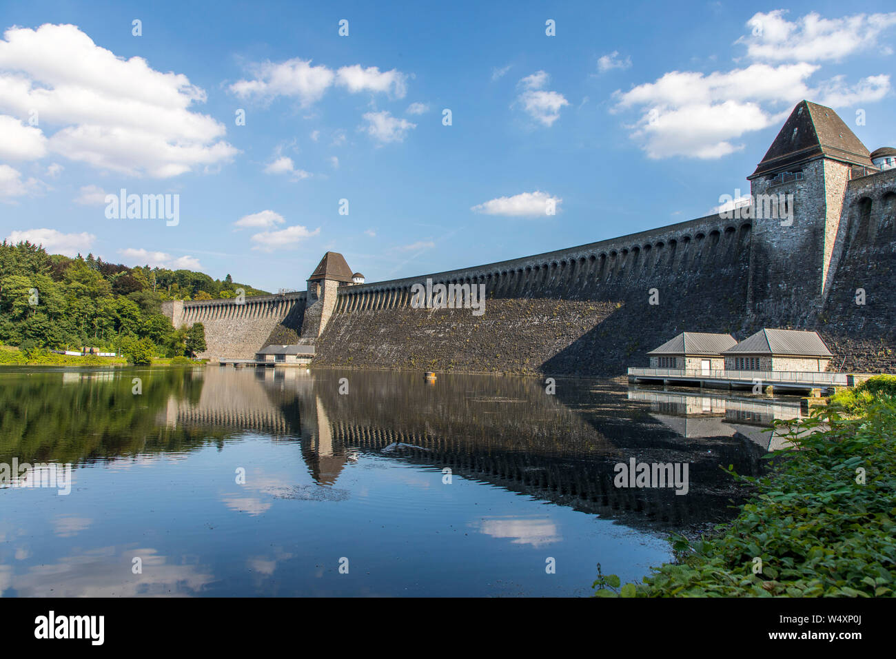 Die Mšhnetalsperre Dam, Mšhnesee, Staumauer in der Nähe von GŸnne im Kreis Soest, NRW, Deutschland, Stockfoto