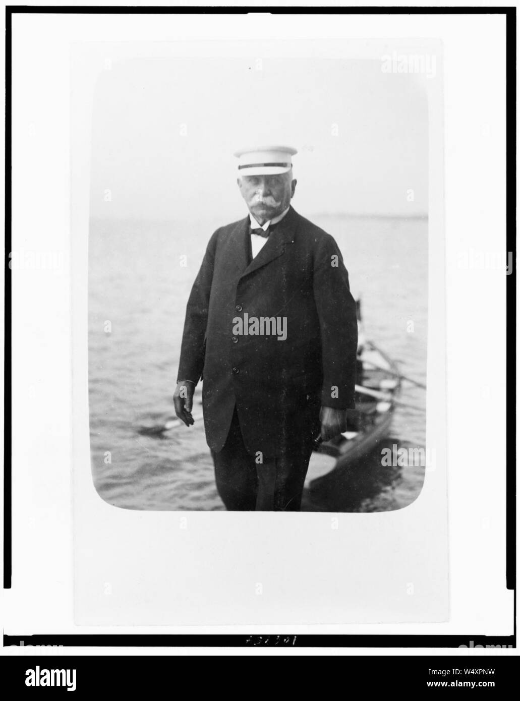 Ferdinand Graf von Zeppelin, drei-viertel länge Portrait, stehend, nach vorne, mit einem kleinen Boot hinter ihm Stockfoto