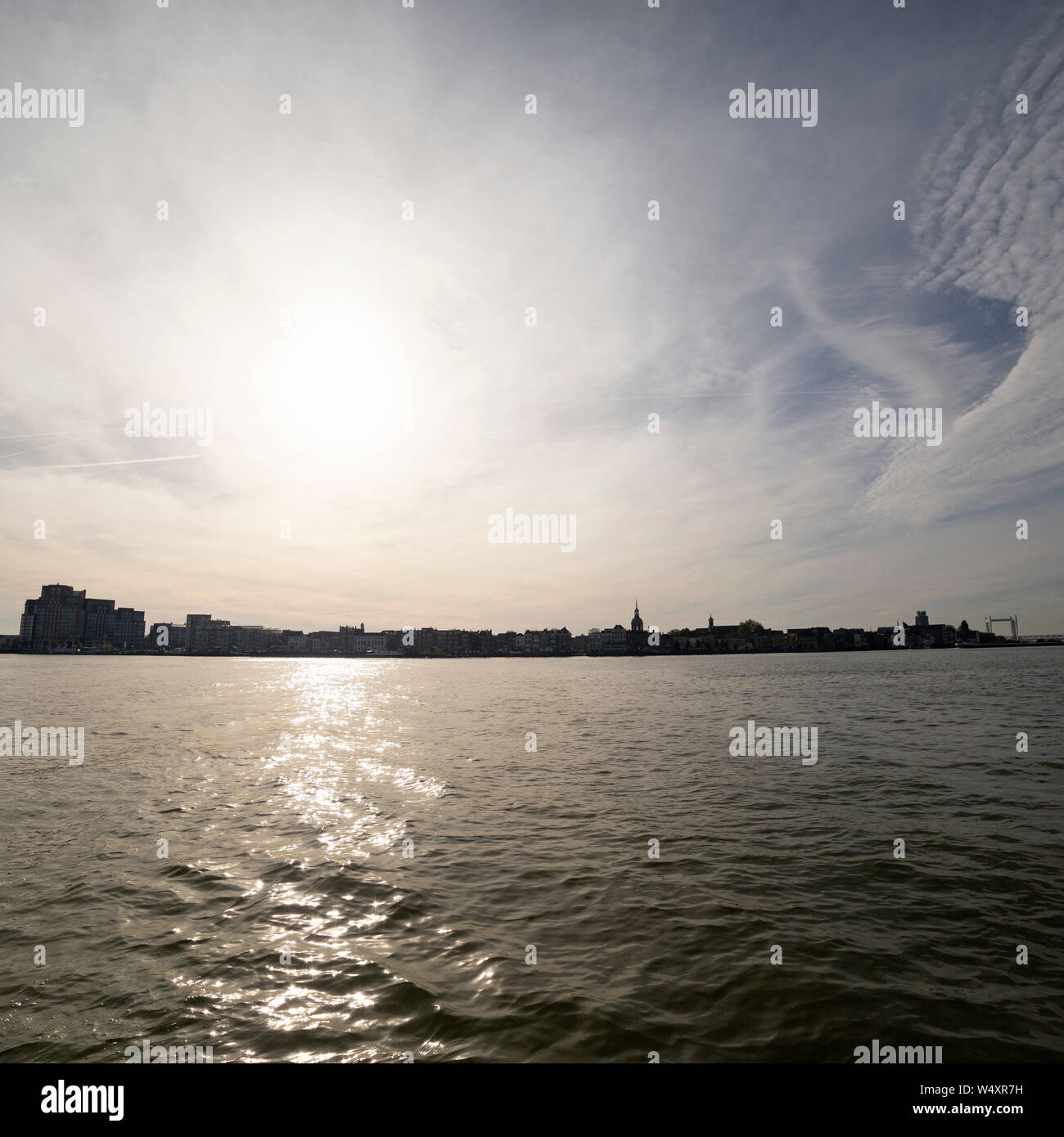 Die Skyline von Dordrecht in den Niederlanden, Dordrecht ist eine Insel, die Stadt und die älteste Stadt in Holland. Stockfoto