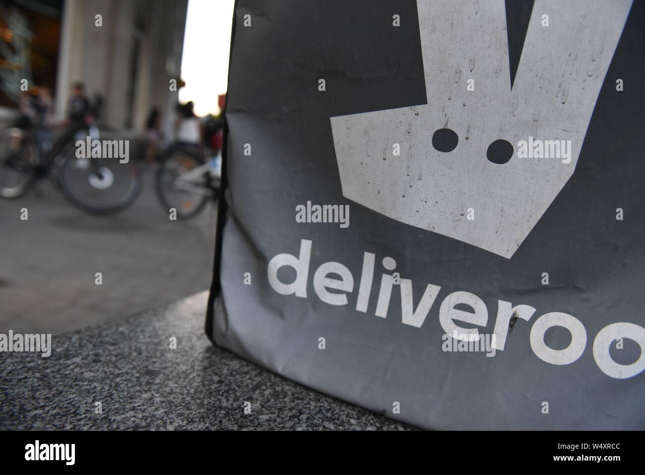 Juli 25, 2019, Madrid, Madrid, Spanien: eine Deliveroo Tasche außerhalb ein Restaurant in Madrid. Kuriere arbeiten für online Food Delivery group Deliveroo sind die Mitarbeiter der Firma nicht nur Freiberufler, ein Gericht in Madrid am 23. Juni 2019 entschieden. Es gibt schätzungsweise 1.500 Deliveroo Kuriere in Spanien, die jetzt in der Lage sein Deliveroo für einen förmlichen Vertrag und die entsprechenden Vorteile zu bitten. Quelle: John milner/SOPA Images/ZUMA Draht/Alamy leben Nachrichten Stockfoto