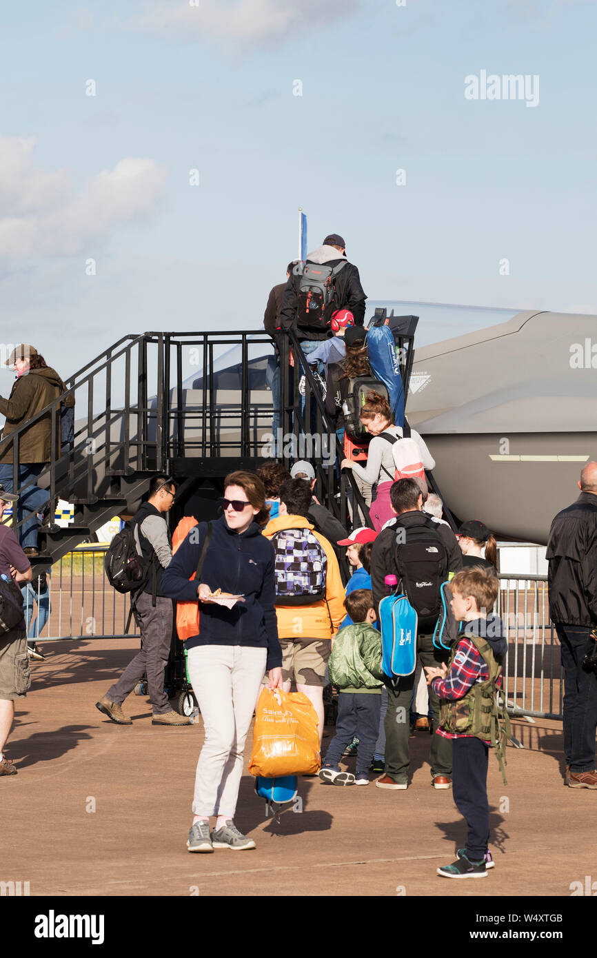 Zuschauer gießen über eine Dummy-F35 Stealth Fighter cockpit Am2019 Royal International Air Tattoo, RAF Fairford, Gloucestershire, Vereinigtes Königreich Stockfoto