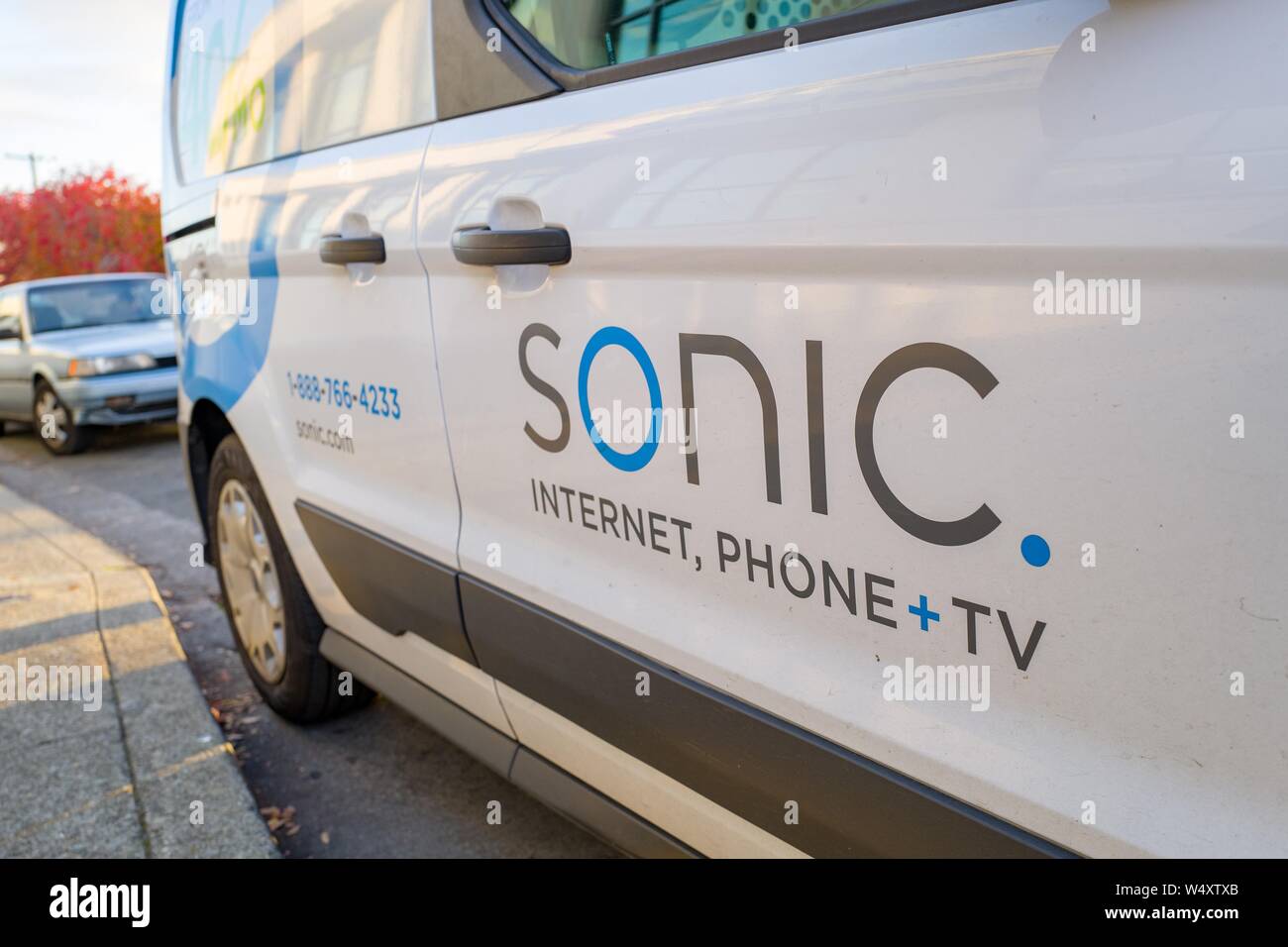Seitenansicht des Logo auf Fahrzeug für Kabel Provider und ISP Sonic in Berkeley, Kalifornien, 18. Dezember 2018. () Stockfoto