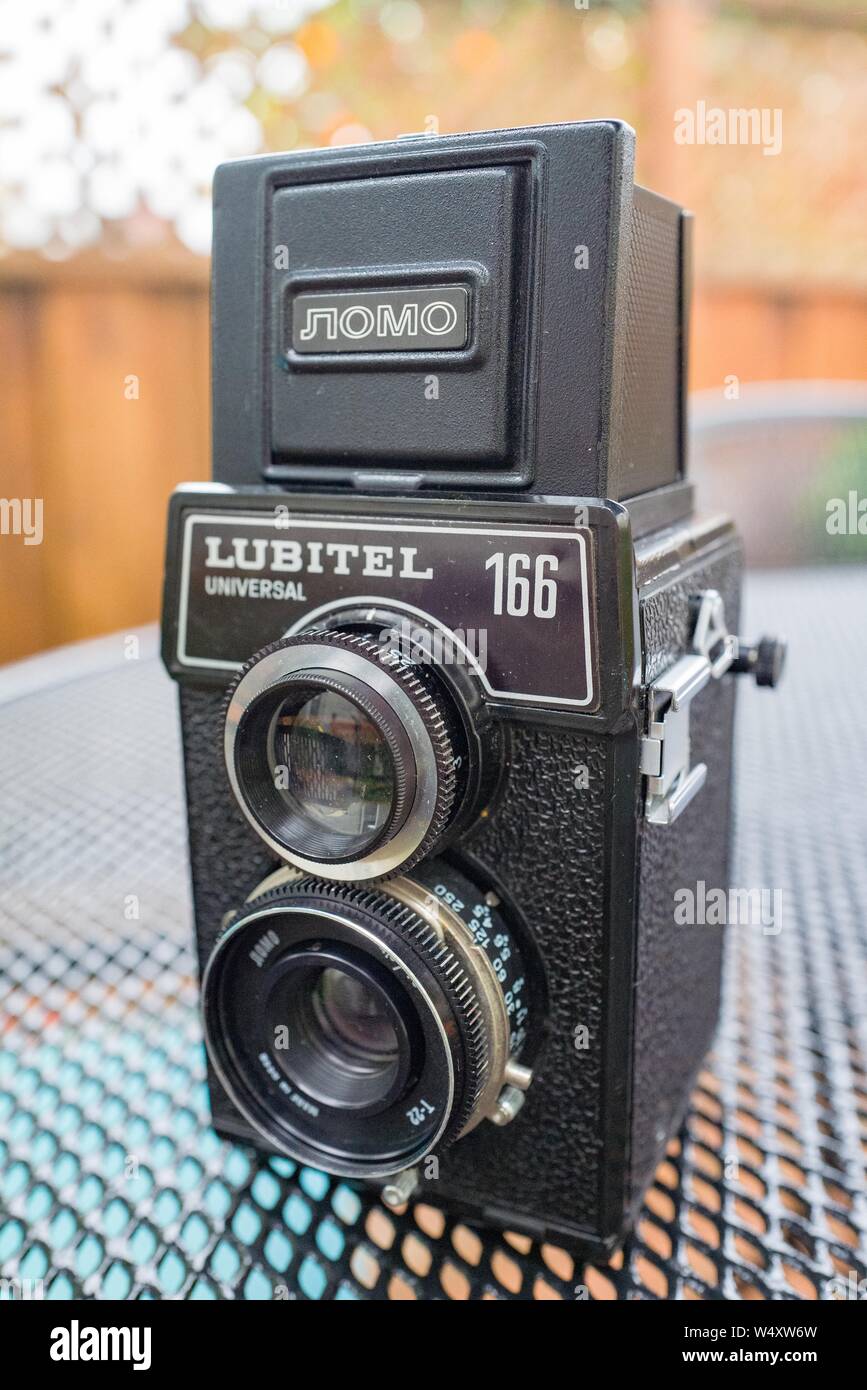 Nahaufnahme der Sowjetischen Lubitel 166 Universal Twin Lens Reflex (TLR) vintage Kamera aus der ursprünglichen LOMO Marke auf einer Metalloberfläche, die Fokussierung und die Linsen, 20. Dezember 2018. () Stockfoto