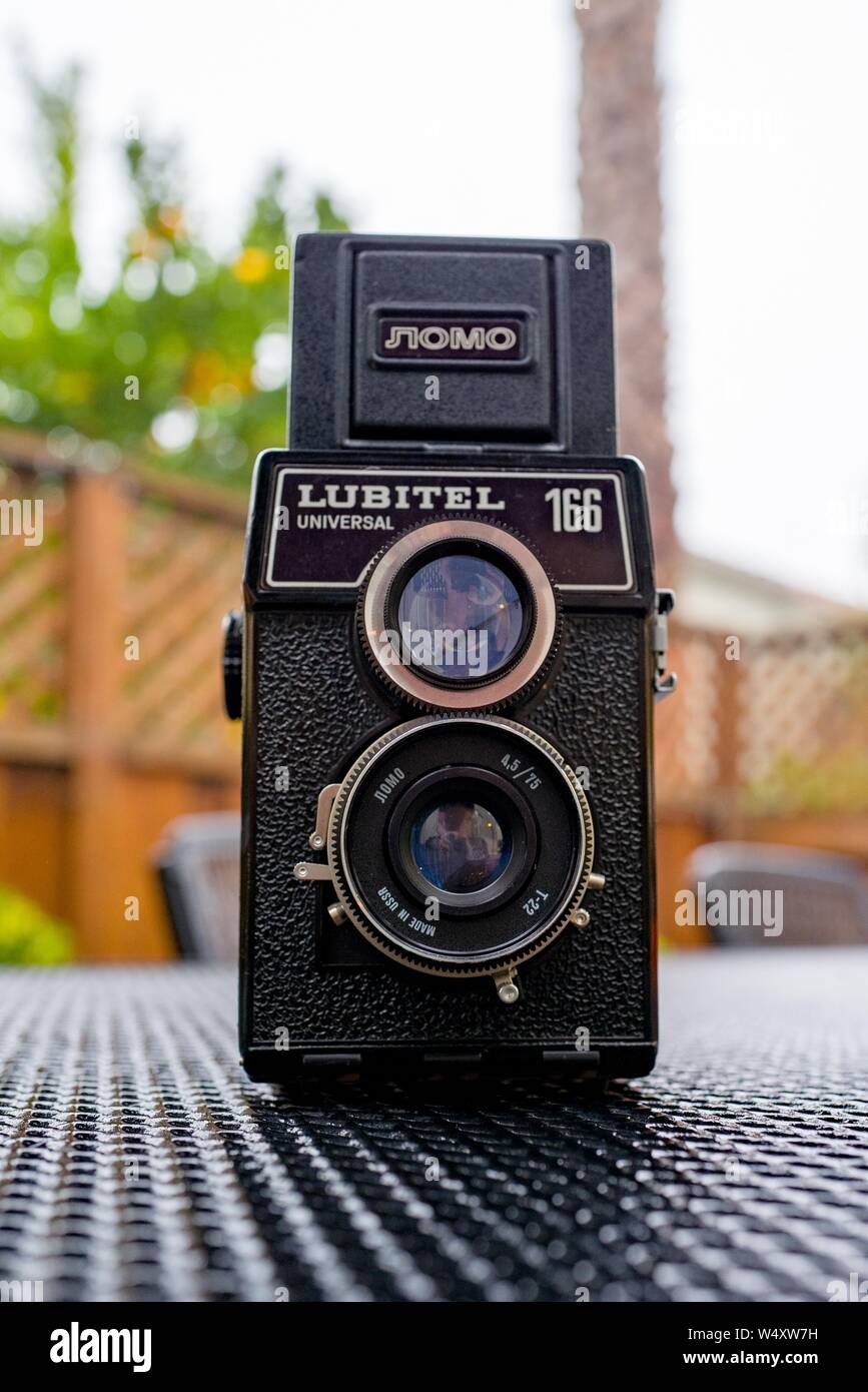 Nahaufnahme der Sowjetischen Lubitel 166 Universal Twin Lens Reflex (TLR) vintage Kamera aus der ursprünglichen LOMO Marke auf einer Metalloberfläche, 20. Dezember 2018. () Stockfoto