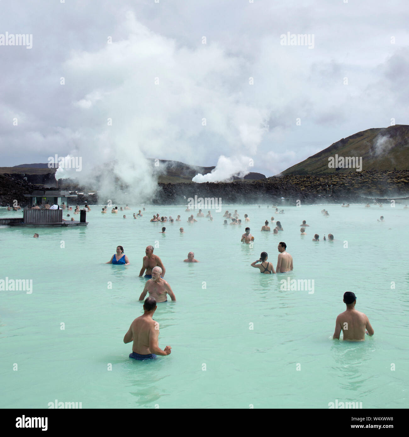 Gruppe von Menschen geothermischen Spa genießen, in der Nähe von Grindavik, Halbinsel Reykjanes, Island Stockfoto