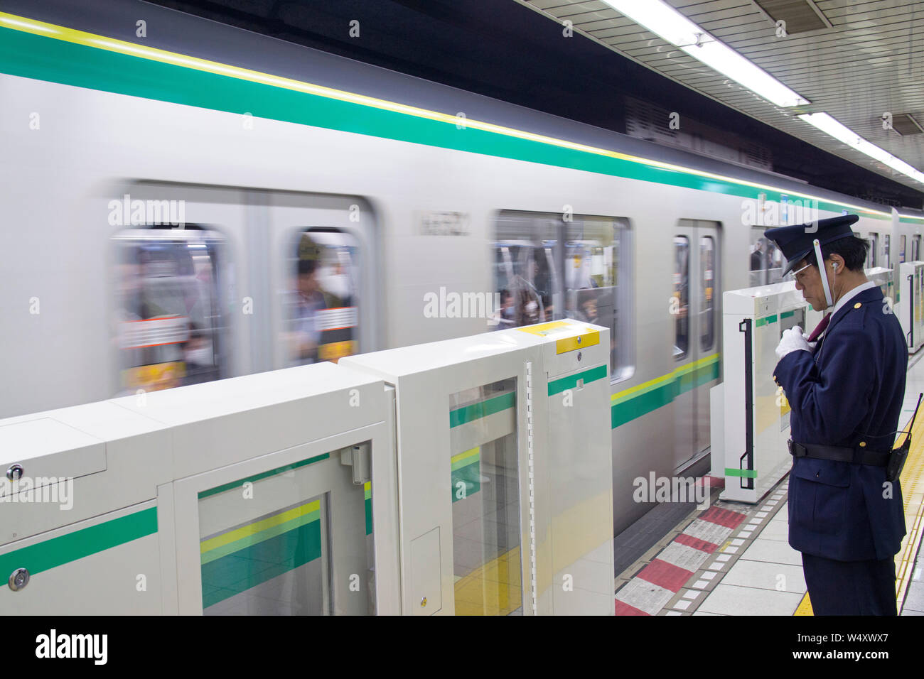 Dirigent und U-Bahn, Tokio, Japan Stockfoto