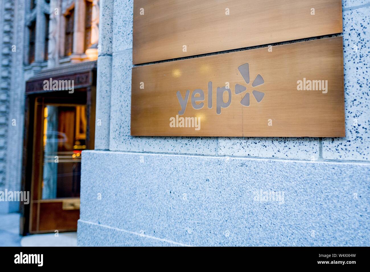In der Nähe der Zeichen auf der Fassade am Hauptsitz von Reise- und Restaurant Bewertung Firma Yelp in San Francisco, Kalifornien, USA, 25. Dezember 2018. () Stockfoto
